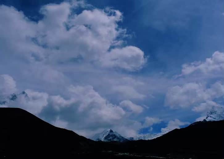 野口健さんのインスタグラム写真 - (野口健Instagram)「高度順応のため、チュクンリー（5600m）に登ってきました。天候は相変わらず不安定です。明日からポカルデ峰（5800m）を目指します。明後日、登頂予定なので、晴れて欲しい！せめて午前中だけでも…。 ポカルデ峰で今回のヒマラヤの山旅の前半が終わります。  今のところ、二人とも風邪もひかず元気。順調ですが、ただ、だからといって気を抜いてはいけないので、毎日が、集中、集中、集中です！  #野口健#野口健親子登山 #エベレスト街道#野口絵子」4月14日 22時19分 - noguchiken8848