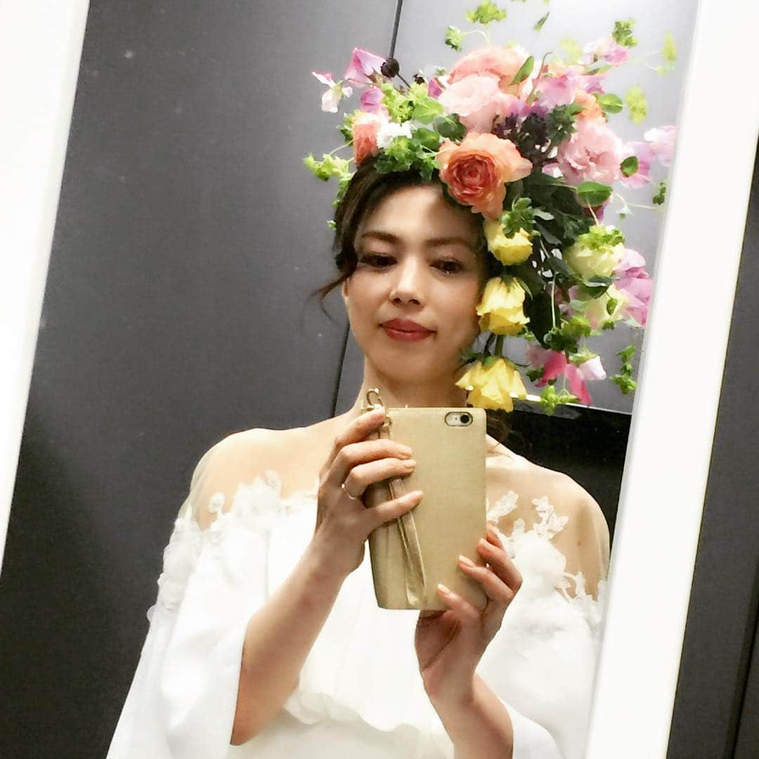 小柳津真由美さんのインスタグラム写真 - (小柳津真由美Instagram)「花衣の撮影に初参加してきました。 可愛いお花にテンション上がった！  #ルナフルージュ  #花衣 #hanagoromo #生花のヘッドドレス #初参加 #小柳津真由美」4月14日 22時20分 - mayumioyaizu