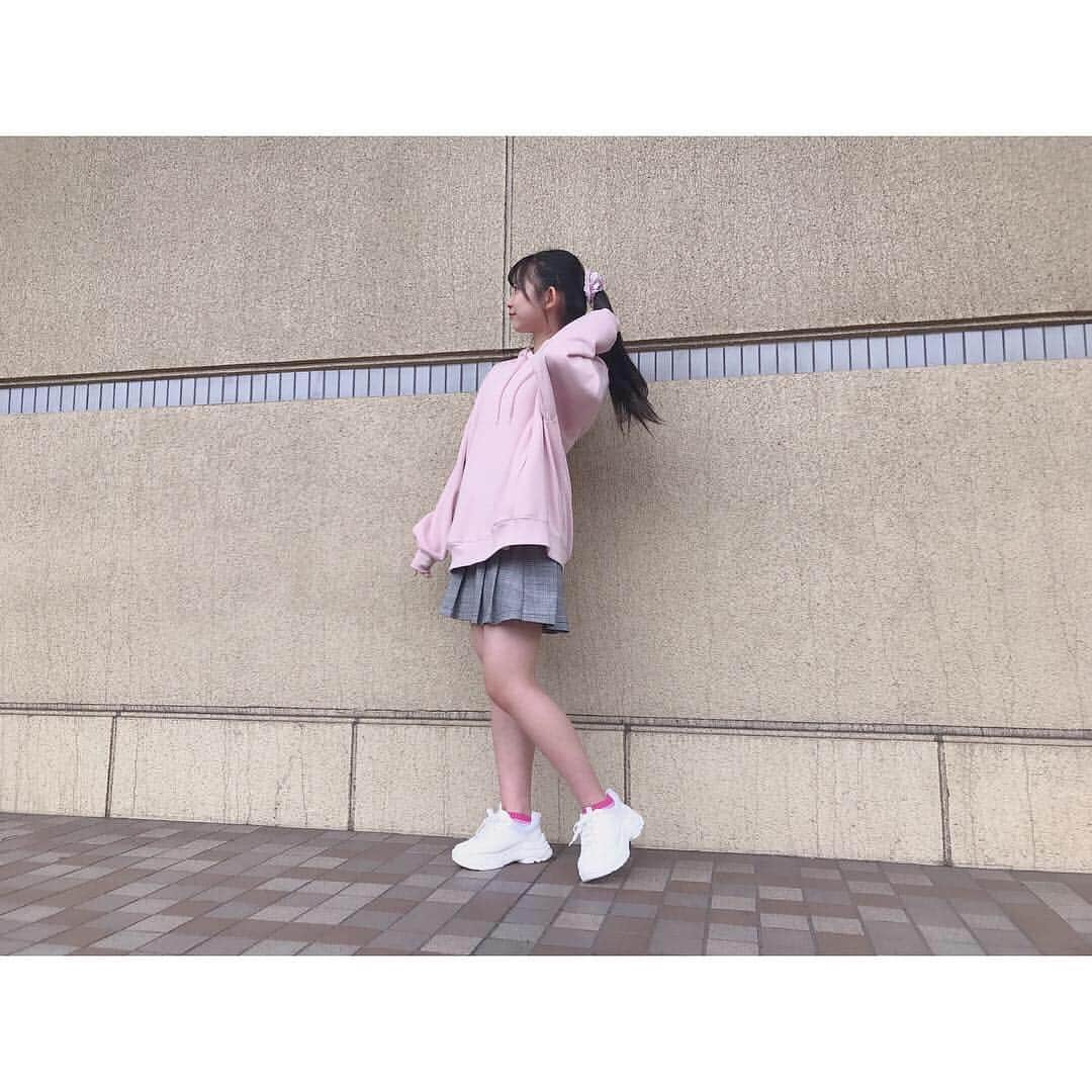 馬場彩華さんのインスタグラム写真 - (馬場彩華Instagram)「👗💗 . 🐼今日のコーデ🐼 . パーカー女子は好きですか？ . . ポニーテールしたよ✌️ 毛先はワンカール内巻き外巻きてきとーに！ふわふわってさせた！ 耳のところの後れ毛出してストレートアイロンでくねくね！ . 頭のトップって言うんかな〜 上の方をちょっと気持ちほぐして全体的にゆるふわ〜ってしてみた💭 . 靴はおNEW✨ 真っ白のスニーカー💭💭 本当はピンクが欲しかったけど残念なことに売り切れで白をGET！ . . #パーカー #パーカー女子 #ポニーテール #シュシュは #ラプンツェル #靴下ひょっこりはん #チョイス間違えた #🤦‍♀️」4月14日 22時21分 - s2yklo