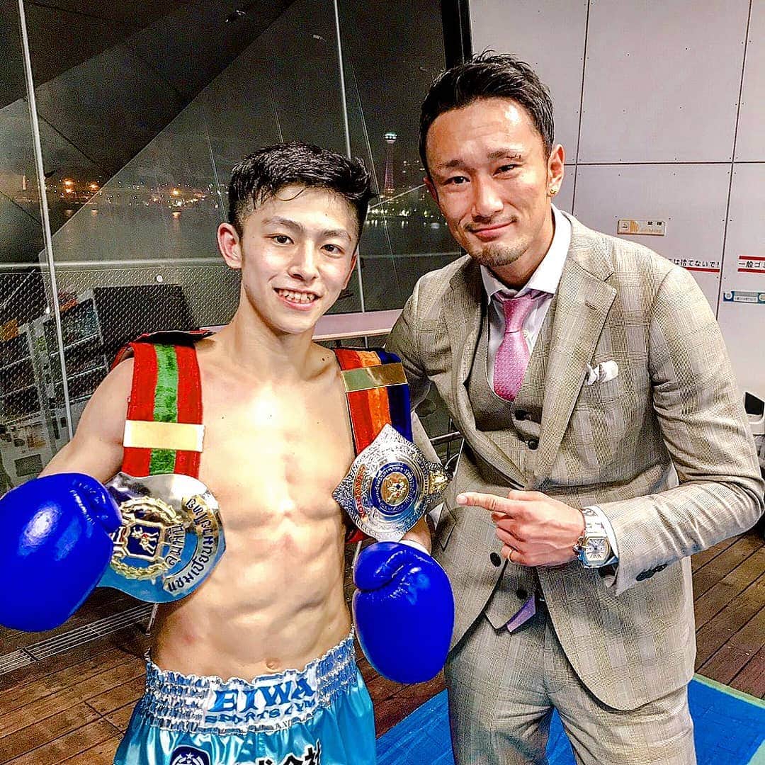 梅野源治のインスタグラム：「ルンピニー王座獲得  エイワスポーツジム 中川代表 歴史を変えた最高の大会にご招待いただき、本当にありがとうざいます✨  #吉成名高 選手 #UZI さんと #快挙 #うぇいよー」