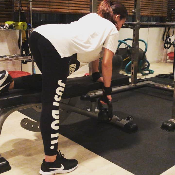 長嶺菜菜子のインスタグラム：「﻿ どーも﻿ 筋肉痛がたまらんく好きな私ですヾ(*･∀︎･*)ﾉﾞ﻿ ﻿ ﻿ 今日は背中Day﻿ ﻿ ﻿ 手をひねる動作がキモ﻿ これがあるだけで﻿ 背中の伸び具合が全然ちゃいます﻿ ﻿ と﻿ ﻿ トレーナーの @hiroki15_beasty ﻿ が丁寧に教えてくれました(⍢︎)﻿ ﻿ ﻿ 明日の筋肉痛が楽しみヾ(*･∀︎･*)ﾉﾞ﻿ ﻿ ﻿ #筋トレ #筋トレ女子 #筋肉痛 #筋肉痛が好き  #沖縄人 #うちなんちゅ  #背中に鬼 #背中にシーサー目指す  #ワークアウト #トレーニングウェア  #ナイキ #パーソナルトレーニング  #workout #NIKE好き」
