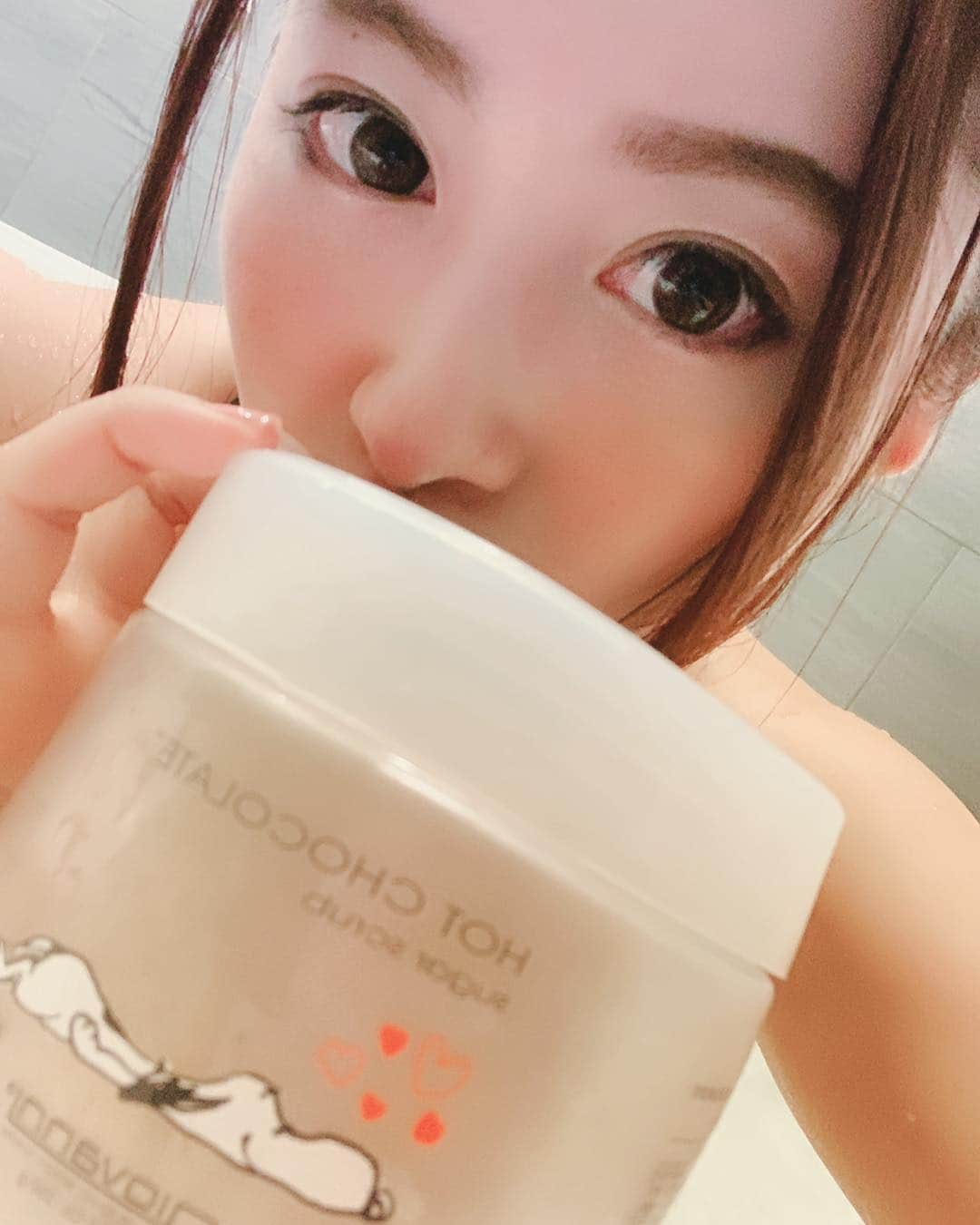 成瀬心美さんのインスタグラム写真 - (成瀬心美Instagram)「🛁 . . はーい！ . BODYケアはなにしてるのー？ なんて聞かれたりもしますが . もっぱらスクラブ派の私。 . ずっとソルトスクラブを 使っていたのだけれど ちょっとした傷口とかに うっかり触れてしまうと しみてしみて…😭 . . そんな時に出会ったのが シュガースクラブ！ . 特にこれは チョコレートの香りで もう体に塗りながら 甘い香りすぎて！ . モロにチョコレート🍫 . . 甘いもの食べたい時 これでいいやってなります、笑 . . でも体ツルツルで とても気に入ってます。 . 私が買った時は 限定？なのか 大好きなスヌーピーが 書いてあったよん🤗 . 私はコスメキッチンで 買いましたぁ！ . ジョバンニさんのやつ✨ . . ボディケアはもちろんこと メイクや美容の話 女子会でも沢山 するつもりです♪ . ぜひきてねー😘 . . 今年も女子会を開催します！✨ 色々なお話するので是非来てね☺️ . 『ここじょ。』 5月3日(金・祝) 開場 12:00 開始 13:00 会場 LOFT9 Shibuya https://www.loft-prj.co.jp/schedule/loft9/114005 ※女性限定イベントのため、男性は入場できません . . #cosmekitchen #scrub #sugar #sugerscrub #ジョバンニ #hotchocolate #snoopy」4月14日 22時29分 - coco3ndazo