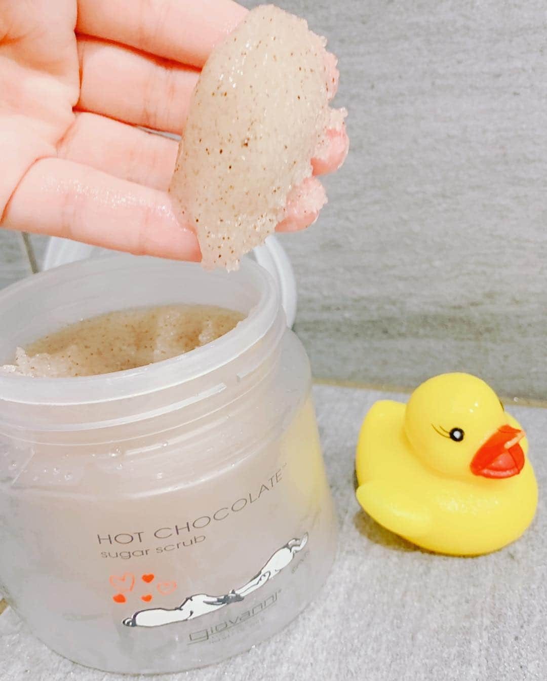 成瀬心美さんのインスタグラム写真 - (成瀬心美Instagram)「🛁 . . はーい！ . BODYケアはなにしてるのー？ なんて聞かれたりもしますが . もっぱらスクラブ派の私。 . ずっとソルトスクラブを 使っていたのだけれど ちょっとした傷口とかに うっかり触れてしまうと しみてしみて…😭 . . そんな時に出会ったのが シュガースクラブ！ . 特にこれは チョコレートの香りで もう体に塗りながら 甘い香りすぎて！ . モロにチョコレート🍫 . . 甘いもの食べたい時 これでいいやってなります、笑 . . でも体ツルツルで とても気に入ってます。 . 私が買った時は 限定？なのか 大好きなスヌーピーが 書いてあったよん🤗 . 私はコスメキッチンで 買いましたぁ！ . ジョバンニさんのやつ✨ . . ボディケアはもちろんこと メイクや美容の話 女子会でも沢山 するつもりです♪ . ぜひきてねー😘 . . 今年も女子会を開催します！✨ 色々なお話するので是非来てね☺️ . 『ここじょ。』 5月3日(金・祝) 開場 12:00 開始 13:00 会場 LOFT9 Shibuya https://www.loft-prj.co.jp/schedule/loft9/114005 ※女性限定イベントのため、男性は入場できません . . #cosmekitchen #scrub #sugar #sugerscrub #ジョバンニ #hotchocolate #snoopy」4月14日 22時29分 - coco3ndazo