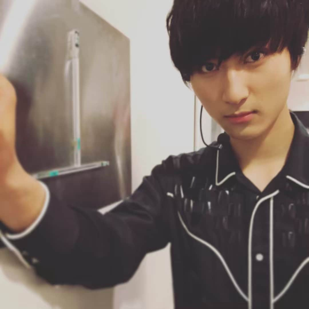 EBiDAN 39&KiDSさんのインスタグラム写真 - (EBiDAN 39&KiDSInstagram)「「お前の為に、最高のパフォーマンス見せてやるよ。」 #そんなこと言ってない #颯 #妄想シリーズ #superdragon  #何を思ったかパヤさんは肘ドンでくださいとお願いしました #イケ散らかしパヤ劇場  http://super-dragon.jp/」4月14日 22時30分 - ebidan39kids