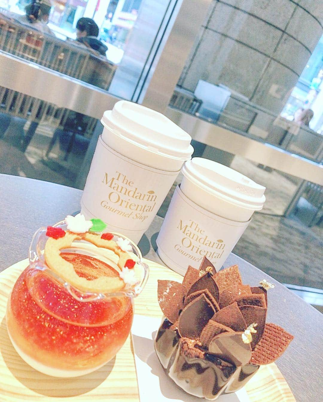 東條恭子さんのインスタグラム写真 - (東條恭子Instagram)「. Sunday💕with this beautiful☕️💕 フィフティシェイズが大好きな私たち! ふと見下ろしたら靴にまで趣味の一致がっ😏🤝🛍(笑) . . #マンダリンオリエンタル東京 #マンダリンオリエンタル #カフェ #女子会 #ガールズトーク #フィフティシェイズ#girltalk #cafe #weekend #relax #happy #fun #friends #mandarinorientaltokyo #tokyo #japan #hotellovers #japanese #japanesegirl #tokyogirl #mandarinoriental」4月14日 22時31分 - kyoko_tojo