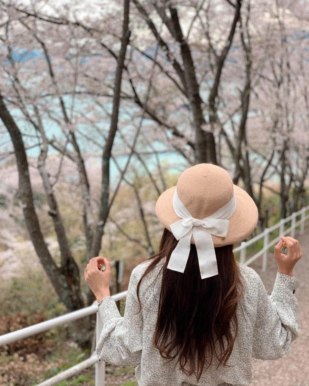 堀江直美さんのインスタグラム写真 - (堀江直美Instagram)「IVORYも毎年人気🕊 * りぼんの端にさりげなくHIANDのプレートついてます♡ * いよいよ今週発売です🔜 * #HIAND#帽子#HAT#紫外線対策#2019ss#夏小物#summer#春夏#spring#outfit#ootd#coordinate#コーデ#コーディネート」4月14日 22時31分 - naomiiiiiiiiiiii