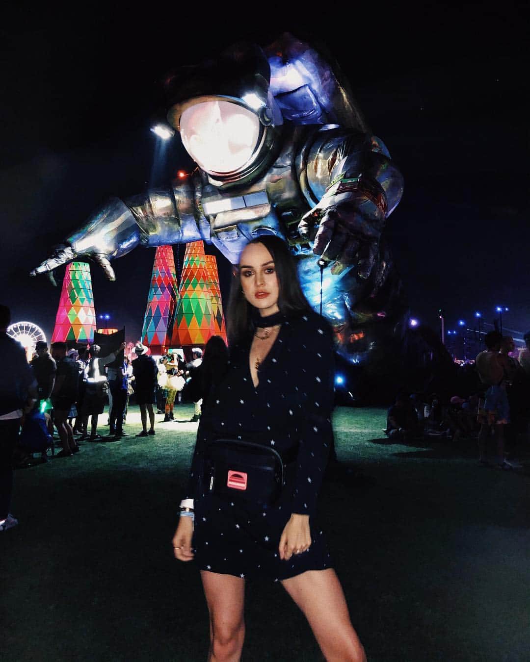 のインスタグラム：「What do you mean there’s a huge astronaut behind me?...THANK YOU FOR AN INCREDIBLE DAY COACHELLA! Seeing Tears for Fears perform “Everybody wants to rule the world” was a freaking dream I thought I would never make into a reality. This song was an anthem of my childhood in the 80’s and it reminds me of my father 🖤. Thank you, thank you, thank you! #coachella . . . . #stylediaries #spaceman #festival #california #andytorres」