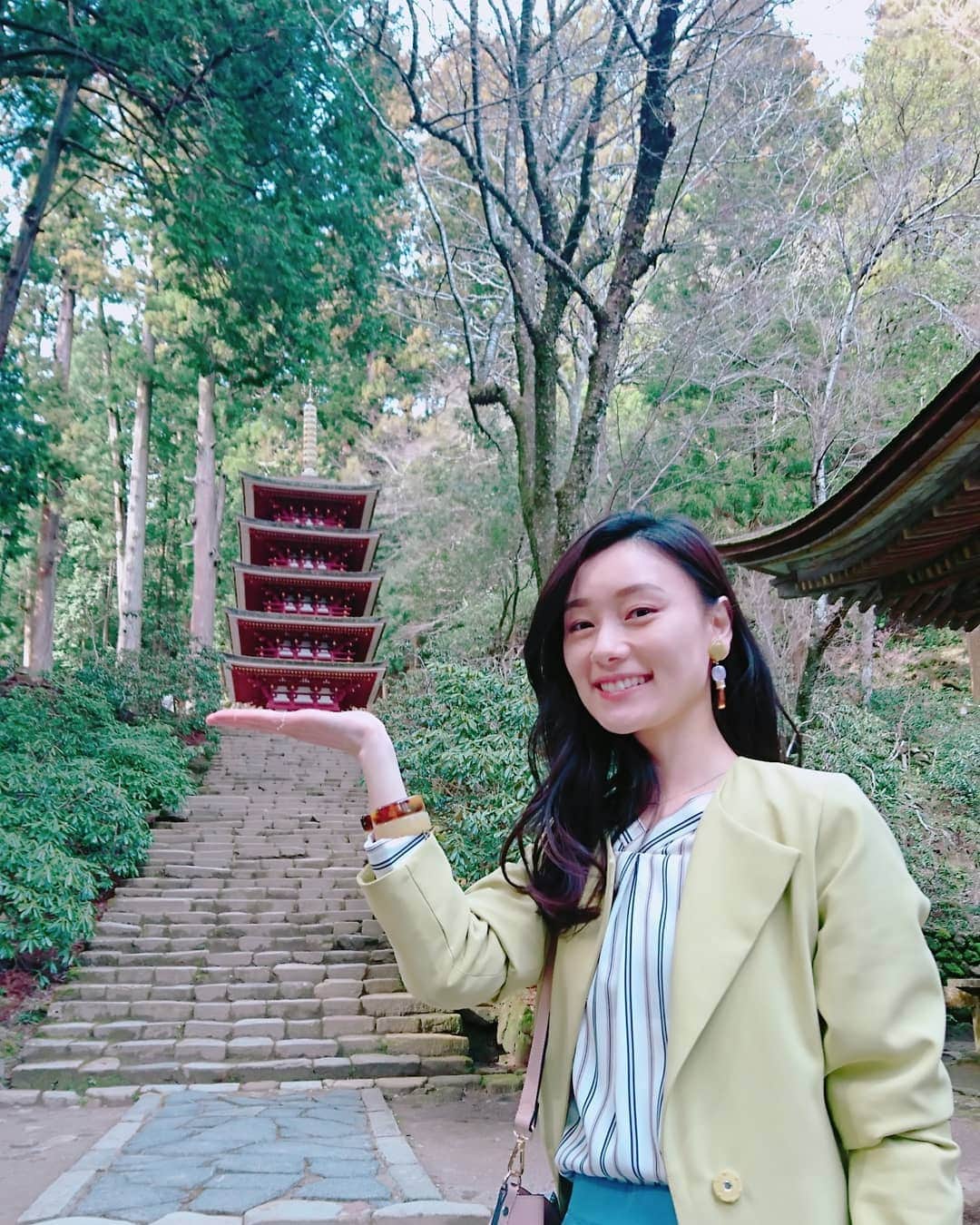 のインスタグラム：「奈良の室生寺 手のり五重塔✋  屋外に立つ五重塔としては日本で一番小さいのだとか  ３枚目はちょうどスタッフさんも乗っております…お、重い(笑)  #jr東海 #うましうるわし奈良  #室生寺」