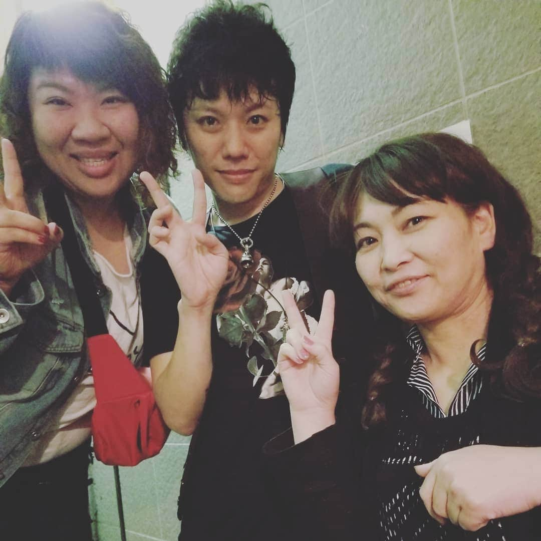 八つ橋てまりさんのインスタグラム写真 - (八つ橋てまりInstagram)「#渋谷rex . 森野雄貴 ワンマンライブ行ってきたよ✨モリユーさん、まじかっこよかった‼️感動した😭😭😭 凄い心打たれた‼️ 会場行ったら、清水さんに会ったし😄 ゆみちゃん一緒に来てくれてありがとう🎵  あー、今日眠れるかなぁ。。。 心に響きすぎた！ この人、本当凄い‼️ 感無量とはこのことか♡  #森野雄貴 #モリユーバンド #打たれど #ワンマンライブ #かっけー #大貫永晴 #菊池遼真 #八つ橋てまり #金星と木星 #強さ #熱量 #happy #渋谷 #shibuya #今日あることに感謝 #感無量」4月14日 22時34分 - temari.odebu