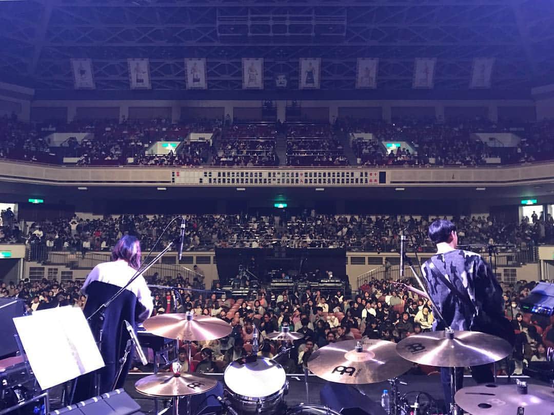 伊藤大助のインスタグラム：「「Q」東京場所、私の立ち位置から。素敵なイベントの記念であると共に、クラムボンのライブにおいて、原田さんとミトさんの背中を預かる者としての特別な一枚でもあります。」
