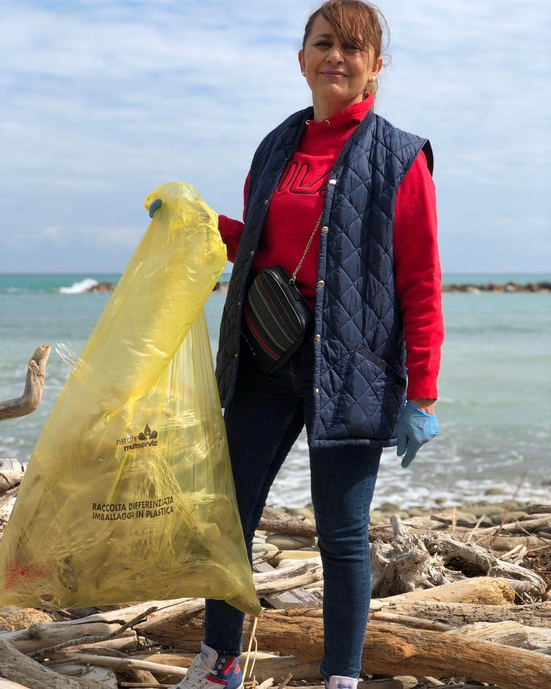 ブランディーナさんのインスタグラム写真 - (ブランディーナInstagram)「Grazie a tutti voi ragazzi. Grazie 🙏🙏🙏 SOS MARE qui a Fiorenzuola di Focara per la prima giornata dedicata alla pulizia della spiaggia.  @parco_san_bartolo @rossinitv @marco.morosini  #sosmare #brandinatheoriginal #mare #ambiente #ecologia #savetheplanet #photooftheday #picoftheday #picoftheday #instaitalia #instadaily #igers #instacool #bestoftheday #natura #ambiente #ecofriendly #plasticfree #parcosanbartolo #fiorenzuoladifocara @wwf @wwfitaly」4月14日 22時37分 - brandinatheoriginal