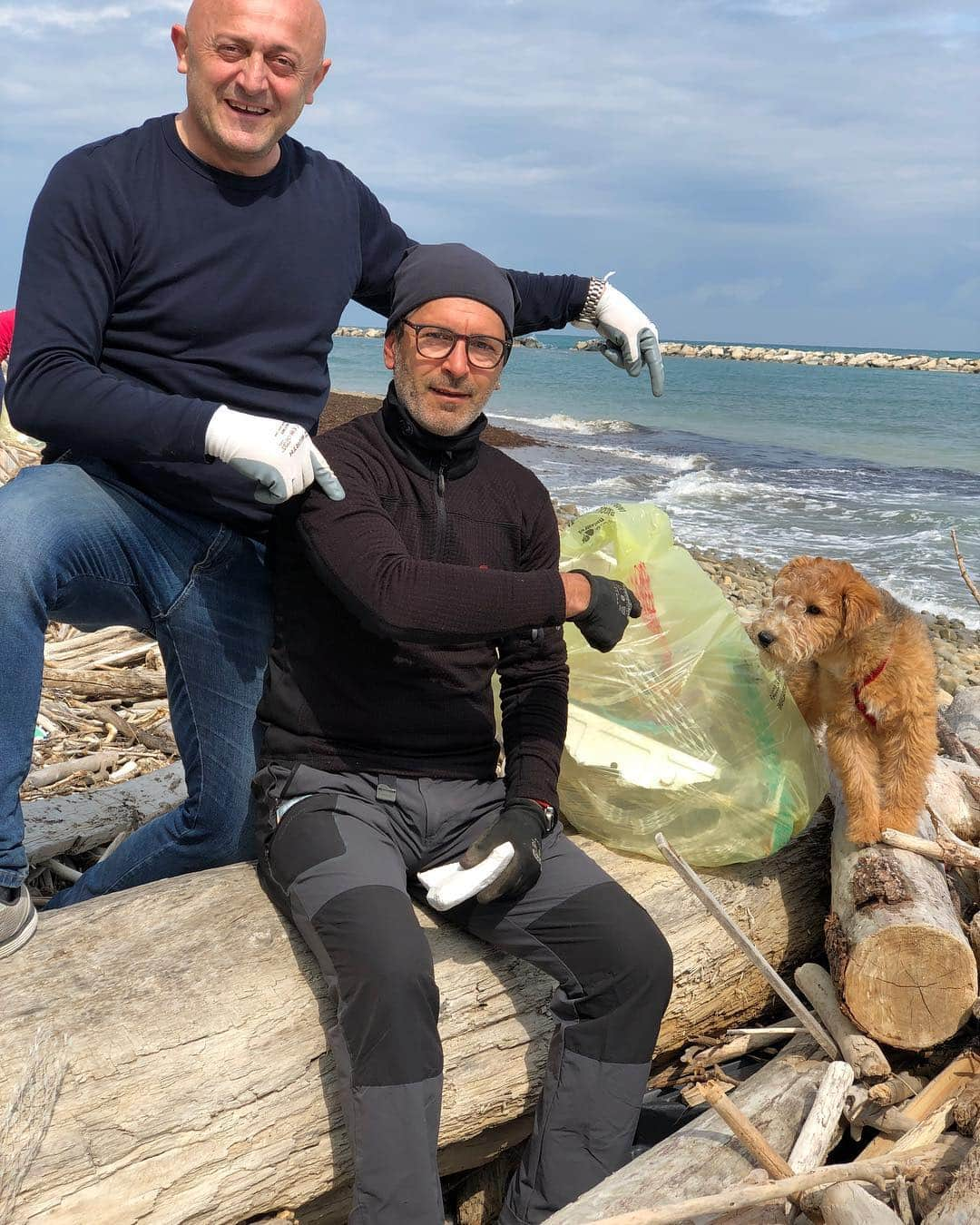 ブランディーナさんのインスタグラム写真 - (ブランディーナInstagram)「Grazie a tutti voi ragazzi. Grazie 🙏🙏🙏 SOS MARE qui a Fiorenzuola di Focara per la prima giornata dedicata alla pulizia della spiaggia.  @parco_san_bartolo @rossinitv @marco.morosini  #sosmare #brandinatheoriginal #mare #ambiente #ecologia #savetheplanet #photooftheday #picoftheday #picoftheday #instaitalia #instadaily #igers #instacool #bestoftheday #natura #ambiente #ecofriendly #plasticfree #parcosanbartolo #fiorenzuoladifocara @wwf @wwfitaly」4月14日 22時37分 - brandinatheoriginal