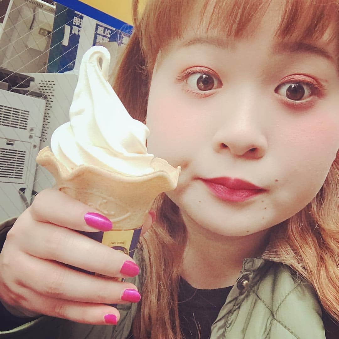 西田さおりさんのインスタグラム写真 - (西田さおりInstagram)「マカロン大失敗して 精神崩壊しそうだったので 毎度お馴染みWチョコパウンド作りました  もうメッタメタに甘いです  何回やってもマカロン失敗する。。 メンヘラになりそう。。 関係ないけどネイルの色可愛いね？ ZAZYさんみたいで可愛いね？？ #Wチョコパウンド #世の中の砂糖全部集まったくらい甘い #この上にガナッシュ乗せようとしてた #やめてよかった #マカロン難しい #でもめげずに作っちゃう #マカロンとはまるで #何度も繰り返し浮気するいい男のようだ #は？ #ZAZYさんネイル #お気に入り」4月14日 22時37分 - saori19950108