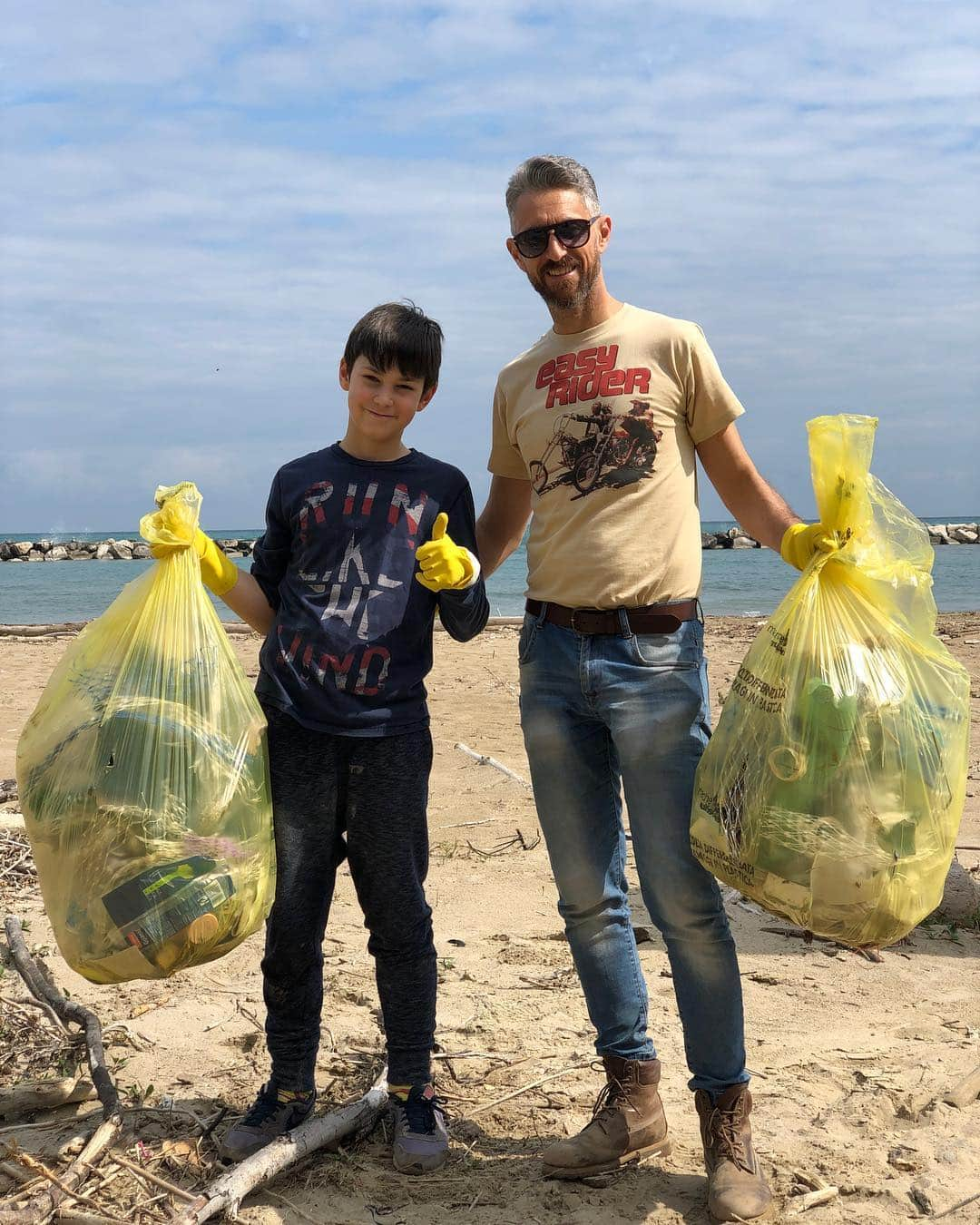 ブランディーナさんのインスタグラム写真 - (ブランディーナInstagram)「Grazie a tutti voi ragazzi. Grazie 🙏🙏🙏 SOS MARE qui a Fiorenzuola di Focara per la prima giornata dedicata alla pulizia della spiaggia.  @parco_san_bartolo @rossinitv @marco.morosini  #sosmare #brandinatheoriginal #mare #ambiente #ecologia #savetheplanet #photooftheday #picoftheday #picoftheday #instaitalia #instadaily #igers #instacool #bestoftheday #natura #ambiente #ecofriendly #plasticfree #parcosanbartolo #fiorenzuoladifocara @wwf @wwfitalia」4月14日 22時42分 - brandinatheoriginal