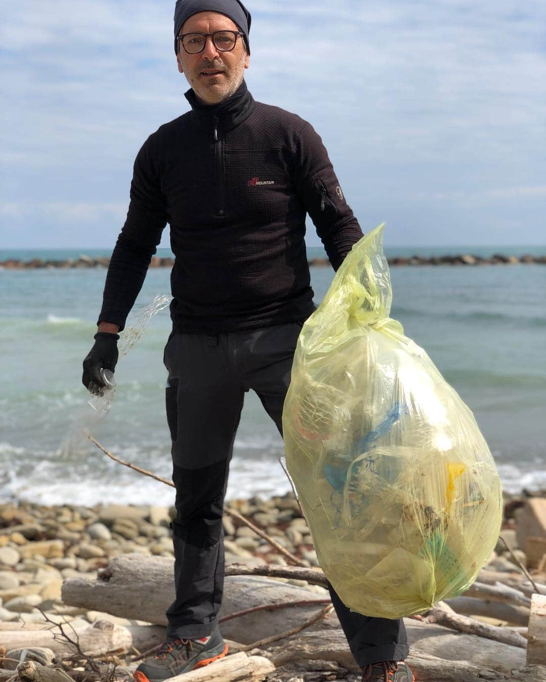 ブランディーナさんのインスタグラム写真 - (ブランディーナInstagram)「Grazie a tutti voi ragazzi. Grazie 🙏🙏🙏 SOS MARE qui a Fiorenzuola di Focara per la prima giornata dedicata alla pulizia della spiaggia.  @parco_san_bartolo @rossinitv @marco.morosini  #sosmare #brandinatheoriginal #mare #ambiente #ecologia #savetheplanet #photooftheday #picoftheday #picoftheday #instaitalia #instadaily #igers #instacool #bestoftheday #natura #ambiente #ecofriendly #plasticfree #parcosanbartolo #fiorenzuoladifocara @wwf @wwfitalia」4月14日 22時42分 - brandinatheoriginal