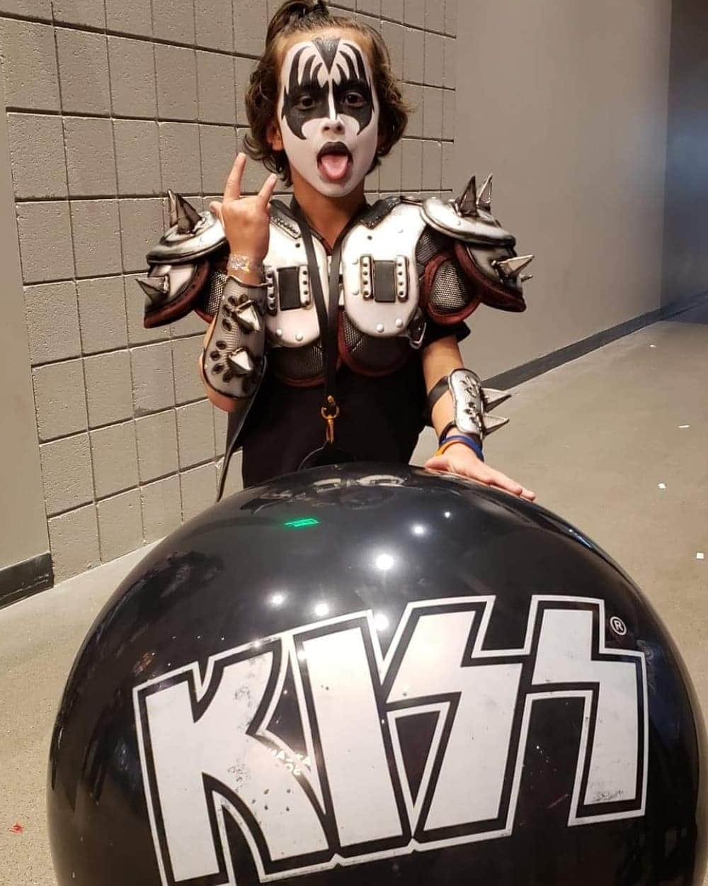 KISSさんのインスタグラム写真 - (KISSInstagram)「#KISSKids Rock! #EndOfTheRoad World  Tour」4月14日 22時37分 - kissonline