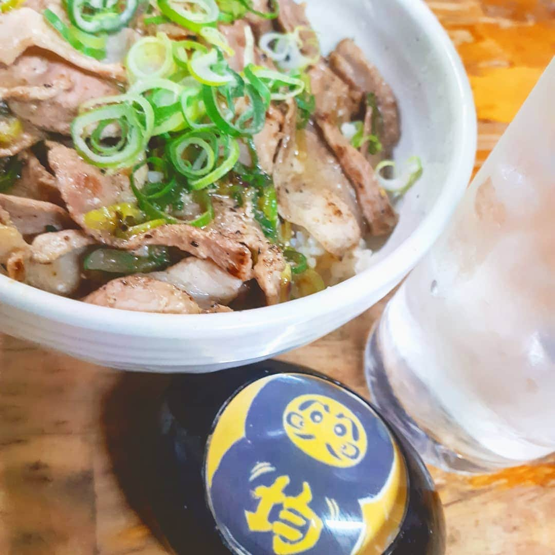 きんぱち難波店さんのインスタグラム写真 - (きんぱち難波店Instagram)「本日の賄い♪ 豚肉の塩ダレ丼でーす😉🌠 メニューには無いですが、インスタ見たと言ってもらえればお作りしますので、是非どーぞ!!! #instagood #instafood #大阪 #おおさか #osaka #大阪居酒屋 #難波 #なんば #難波居酒屋 #千日前 #千日前居酒屋 #個室 #個室居酒屋 #堀こたつ #均一 #食べ放題 #飲み放題 #食べ飲み放題 #食べ飲み放題難波 #まかない #賄い #豚肉の塩ダレ #丼 #豚肉 #アルバイト募集 #スタッフ募集」4月14日 22時39分 - kinpachi.8