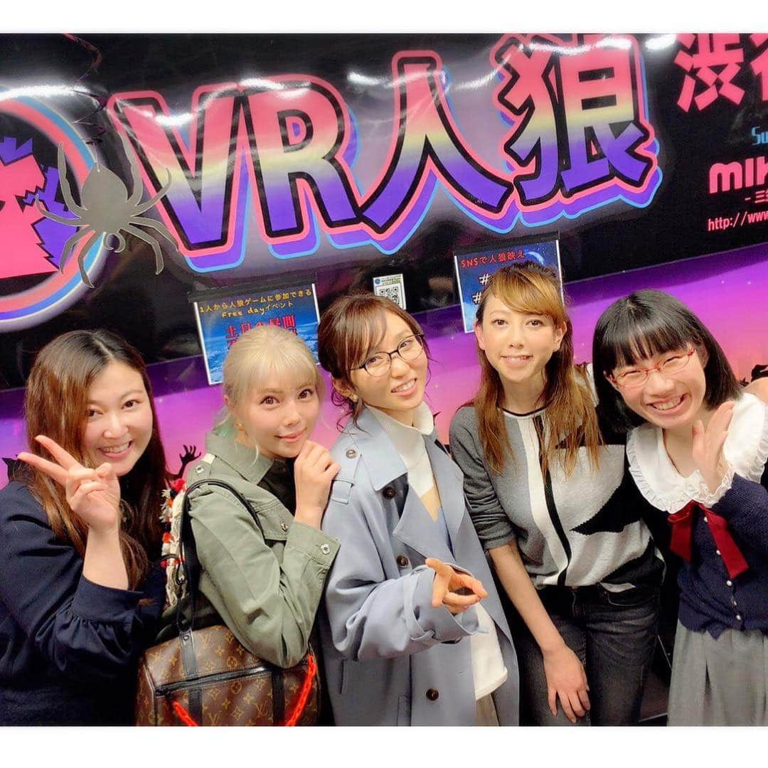 大原かおりさんのインスタグラム写真 - (大原かおりInstagram)「👯‍♀️🐺💕 関西出張も無事に終わり、週末はパソコン作業に追われていましたっ🧐💻💖 ゴールデンウィークに開催されるペット博まで…スケジュールがワシャワシャですが頑張りますっ😊🐶🎶 ☺︎ アップが遅くなりましたが♡♡♡ 先週の日曜日は人狼会でした🐺💕 今回は『VR人狼渋谷店』にて💁‍♀️ お店が人狼の雰囲気満載でとっても素晴らしくて、ゲームにのめり込めます〜😍🐺✨ 3月と4月のお誕生日のアンミカさん&ニブンノゴの森本さん&Ryujiさんのお祝いも出来てとっても楽しかったです😘🎂🎉㊗️ ☺︎ 今回はゲームの役職がどんどん増えていって…初めて見るカード多かった〜🤣🙌 わたくし市民を引きたいのに、毎回役職ばかり引いてしまって毎回ドキドキでした💔 頭の中がハチャメチャになって毎回皆さんに迷惑かけてばかり😂💦 人狼に全然慣れないRyujiさんと私は…もっと上手になれる様に頑張ろうね✊と誓った夜でした😙✨笑 人狼ゲームは難しいのぉ〜🙈💡 * #人狼ゲーム #VR人狼 #人狼渋谷店 #VR人狼パセラ #アンミカ さん#ニブンノゴ森本 さん#Ryuji さん#お誕生日おめでとう #🎂🎉 #有村昆 さん#サシャ さん#Ted さん #馬場典子 さん#住谷杏奈 ちゃん#吉木りさ ちゃん #たかまつなな ちゃん#花崎阿弓 ちゃん#大原がおり #パセラケーキ #オシャレ #🎂 #名探偵 #人狼の子供 #新しい役職 #🙈 #人狼 #難しい」4月14日 22時40分 - oharagaori_otty