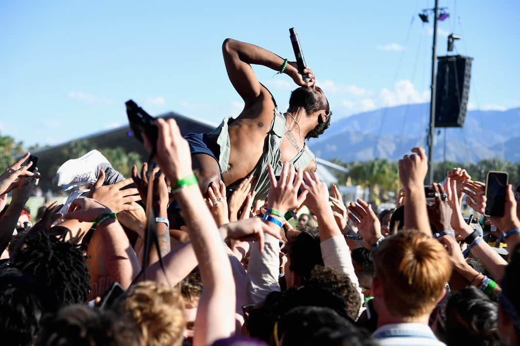 Vogue Parisさんのインスタグラム写真 - (Vogue ParisInstagram)「#Coachella has kicked off in California with a stunning set of performances from Janelle Monáe, Charlotte Gainsbourg, Selena Gomez and many more. Swipe left to see some of our favorites. @coachella #coachella」4月14日 22時50分 - voguefrance