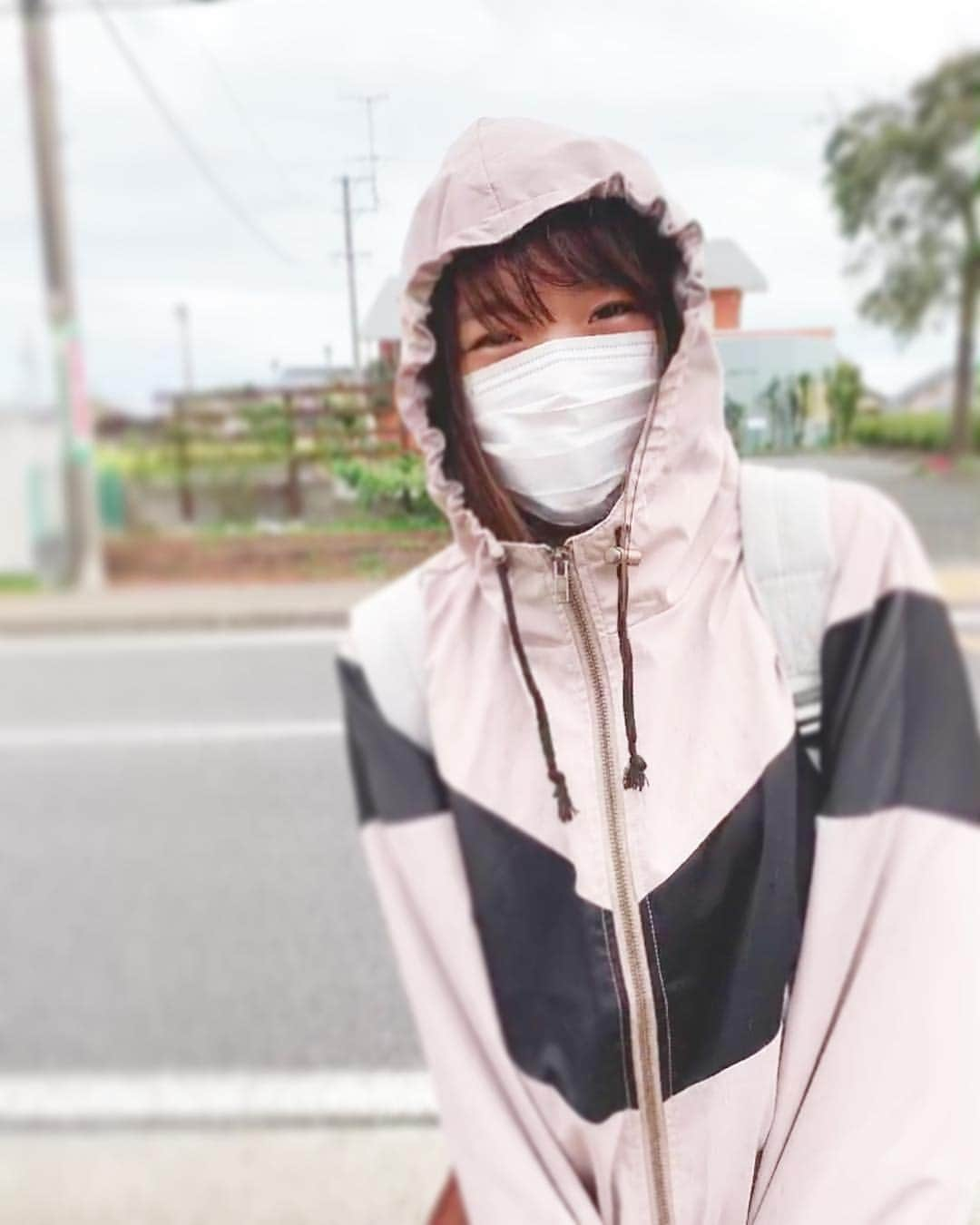 伊藤千由李さんのインスタグラム写真 - (伊藤千由李Instagram)「パラパラ雨が降ってきて☔️ フードをぎゅーーーって絞る😜きっとみんなやったことある被り方( ´ ▽ ` ). . 明日からまた１週間がんばろう❣️.」4月14日 22時45分 - chiyuri_ito_official