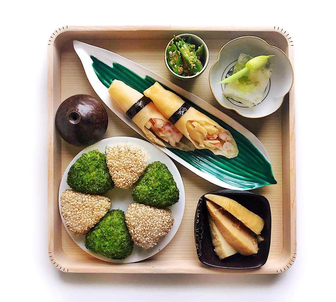 Chinamiさんのインスタグラム写真 - (ChinamiInstagram)「Onigiri oneplate #japanesefood #riceball  旬のおいしさが凝縮したおにぎりプレート🍵 えびと筍の春巻き 野菜ゼリー 筍の土佐煮 おくらの胡麻和え 二色おにぎりは白いりごまとあおさ粉 おにぎりの具材はいかなごの釘煮とおかか」4月14日 22時48分 - chinamiphoto