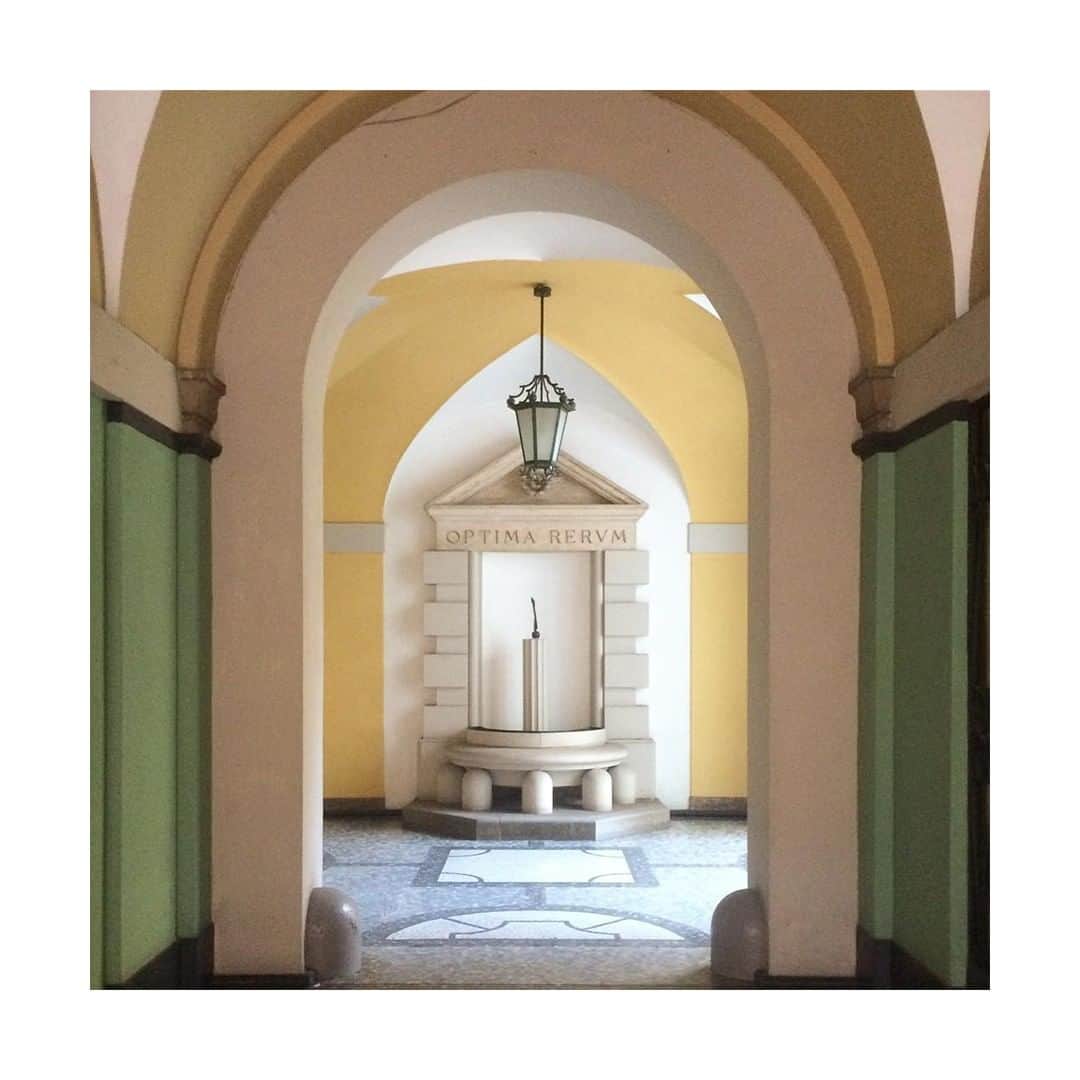 のインスタグラム：「A Sunday well spent brings a week of content. ⁣ ⁣ Courtesy of @thedoorsofmilano⁣ ⁣ #italy #milano #inspiration #CarusoMenswear #ALifeLessOrdinary #artoflivingwell #carusostyle #caruso #trulysartorial #fullycanvassed⁣ #lifelessordinary #timelessicon #italia⁣ #unstructuredstyle #individualityofspirit #timelessrhythm #menswearfashion #art #impeccabletaste #impeccablestyle #madeinitaly #italianstyle」