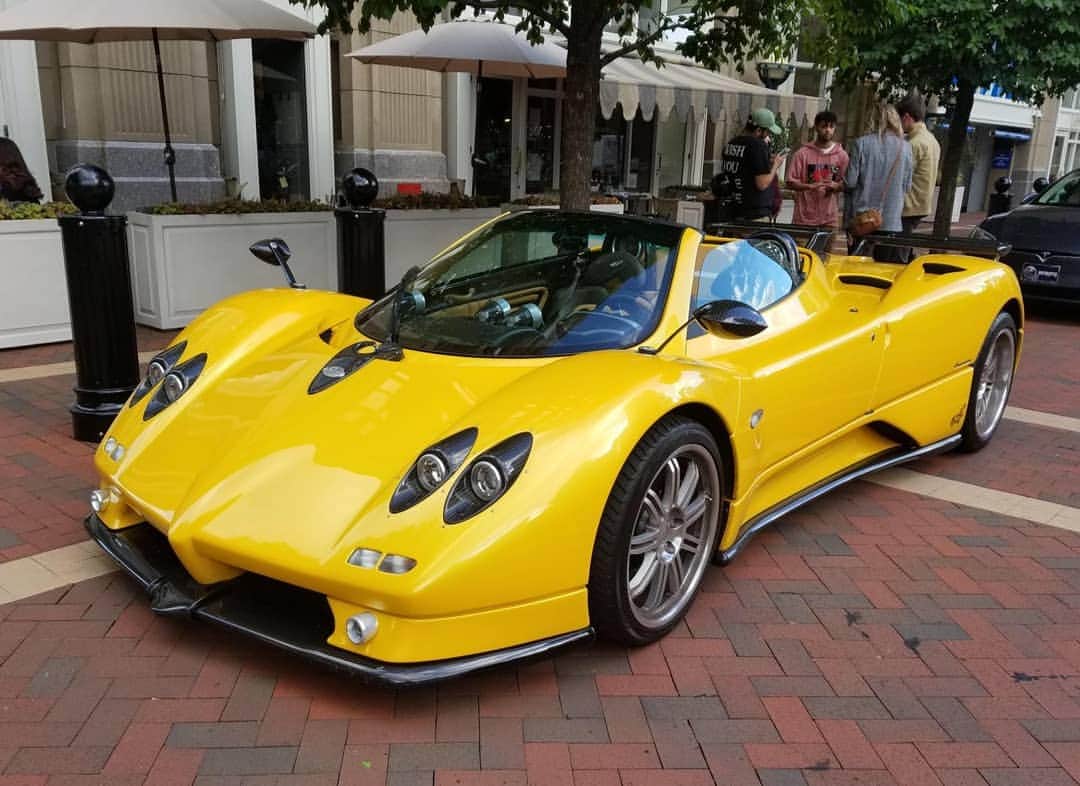 パガーニ・アウトモビリのインスタグラム：「Congratulations to our good friend @whitesse for adding some nice colour to his collection! What an amazing spec! Welcome to the family! #pagani #zondas #zonda20anniversary #zondasroadster」