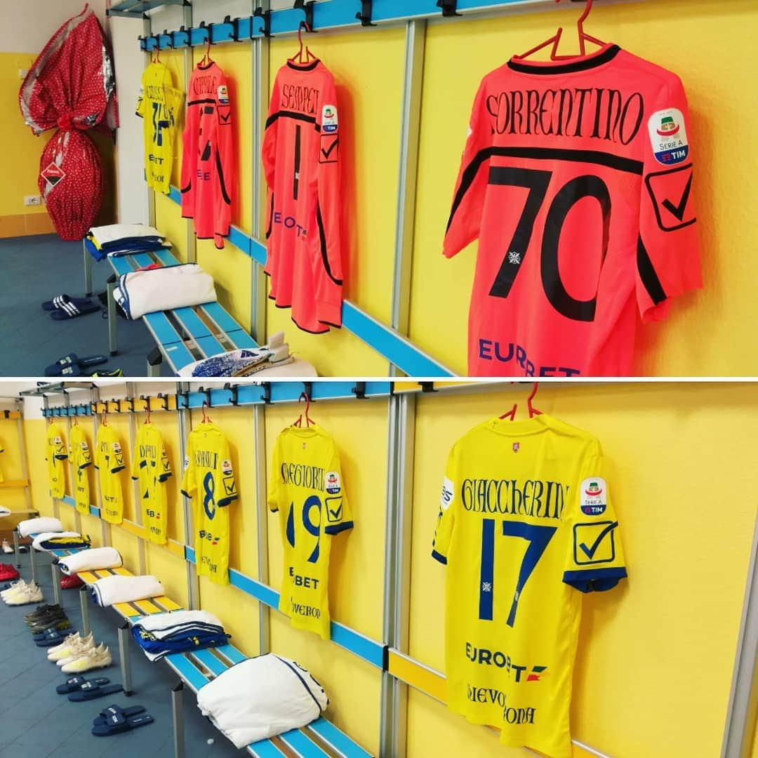 ACキエーヴォ・ヴェローナさんのインスタグラム写真 - (ACキエーヴォ・ヴェローナInstagram)「✅ Spogliatoio @acchievoverona pronto per la 32^ di @seriea contro l'@officialsscnapoli 💛💙 ✅ Our locker room is ready for the 32^ of @seriea against @officialsscnapoli 💛💙 #ChievoVerona #seriea #campionato #ChievoNapoli #spogliatoio #Bentegodi #ForzaChievo #gialloblù」4月14日 22時53分 - acchievoverona