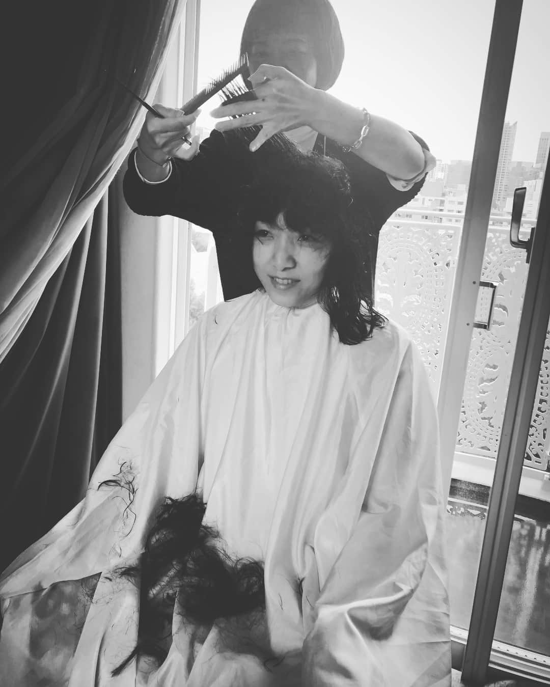 安藤サクラさんのインスタグラム写真 - (安藤サクラInstagram)「散髪といえば。下書きにupしそびれてずっと眠っていた投稿がありました。日本アカデミーのとき。福ちゃん終わって2日後。当日にロングだった髪をカット✂︎ ドレスは@hermes 💇‍♀️ @twiggymiho 💃@megumiyoshida_ 💄@hoshino_kanako 🙏🙏🙏ARIGATO!!!」4月14日 23時00分 - sakuraando