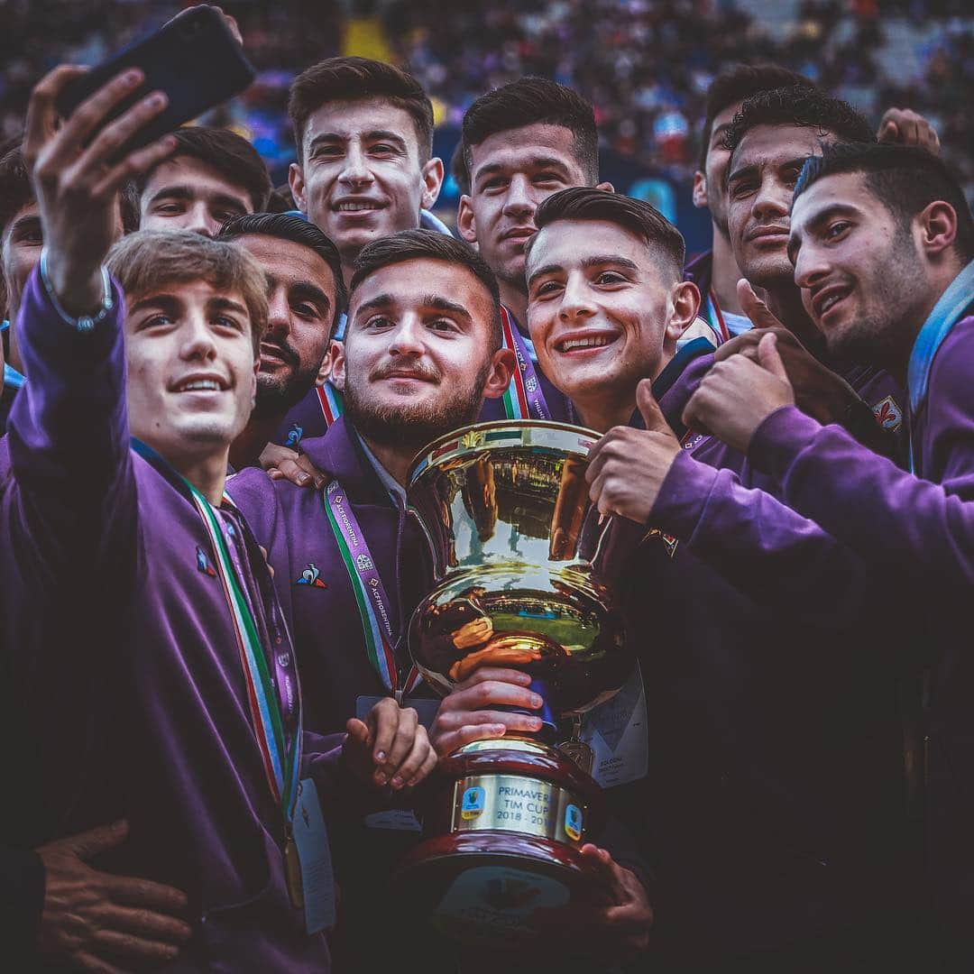 ACFフィオレンティーナさんのインスタグラム写真 - (ACFフィオレンティーナInstagram)「🏆🇮🇹 CHAMPIONS SELFIE🤳  #NoiSiamoFirenze ⚜️ #InsiemeSiamoPiùForti」4月14日 23時07分 - acffiorentina