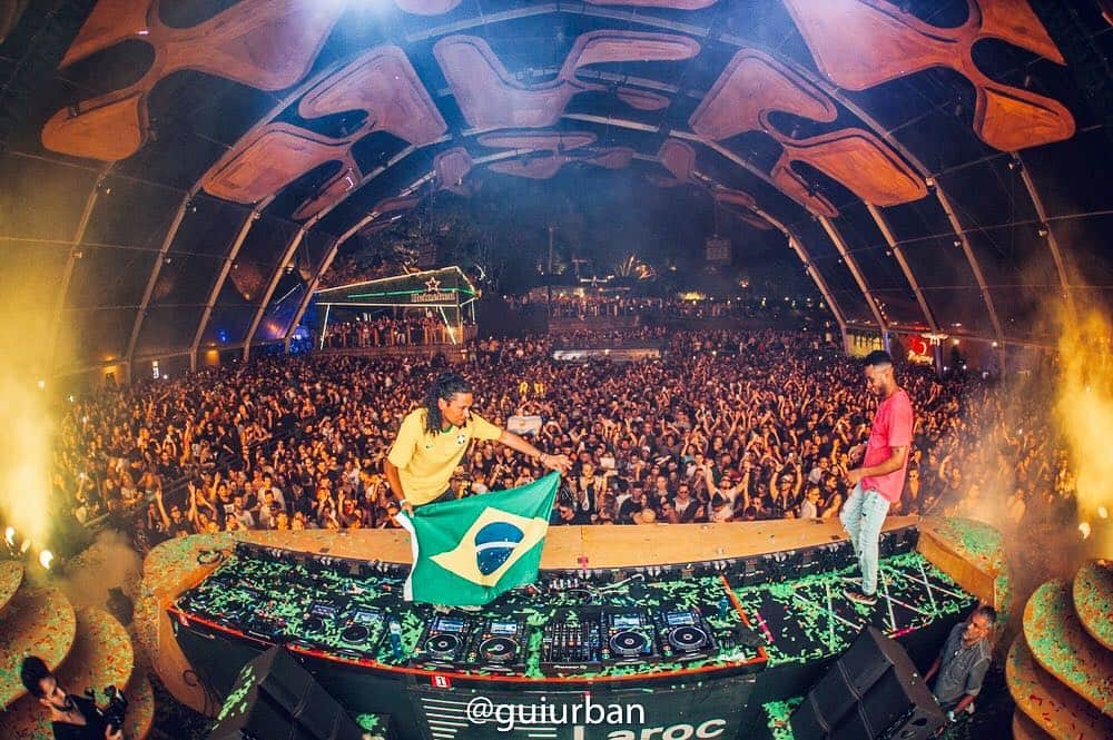 サネリー・ジェームズのインスタグラム：「Unreal vibe last night. Your energy was next level. Muito obrigado @larocclub @sexybynature_official. Much love! ♥️🇧🇷 #sexybynature #soldout」