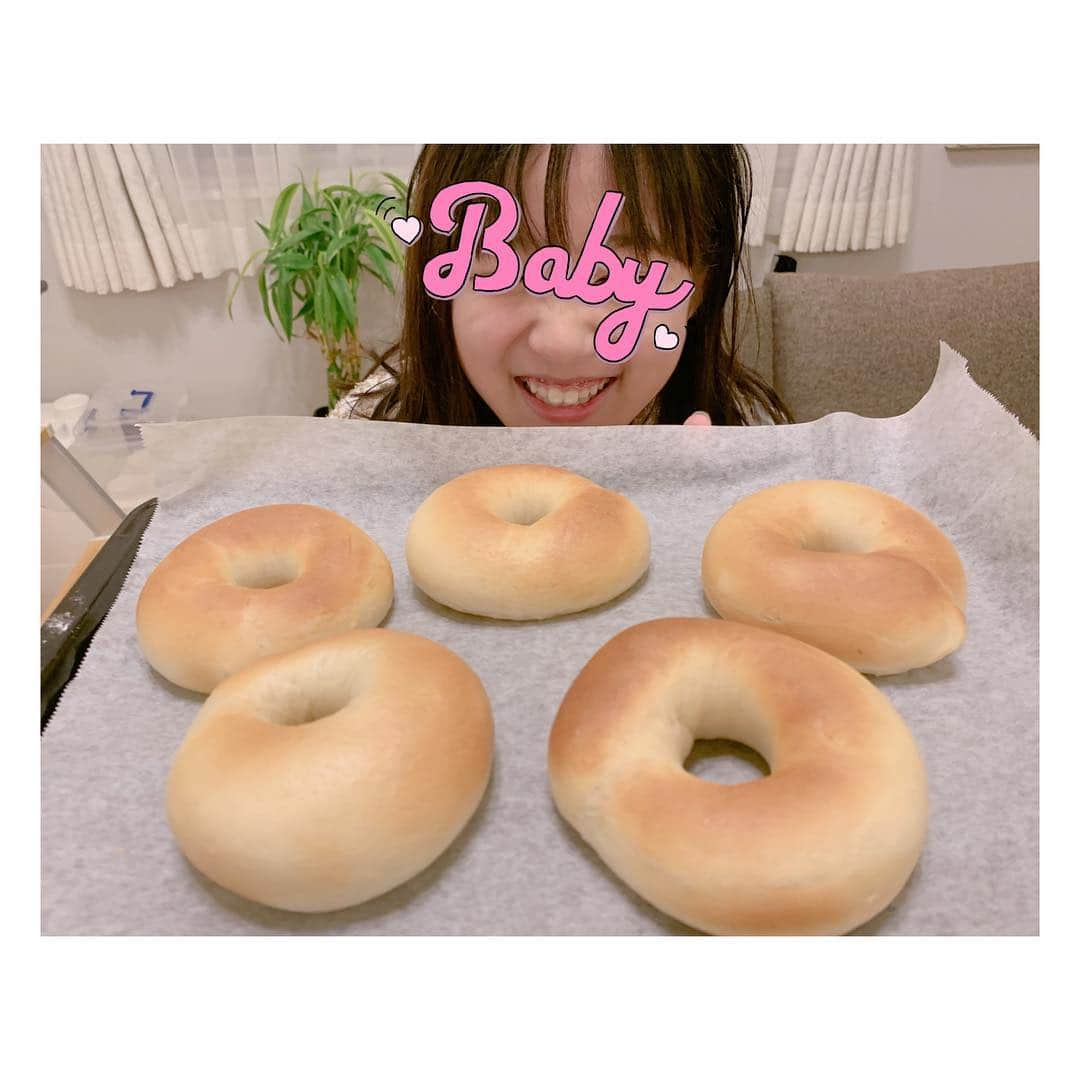 辻希美さんのインスタグラム写真 - (辻希美Instagram)「希空さん寝る前にベーグル🥯リベンジ🥯‼️‼️‼️ 味も見た目も大成功🥯💕 #希空ベーカリー #ベーグル#🥯 #見た目に納得いかず #リベンジ #2回目 は #味も見た目も完璧 #大成功 #売り物並み #パン屋さん  #ハマったらハマりすぎるタイプ #私にソックリ #私の娘。 #自慢の娘。 #今日は一日ずーっとキッチン #お疲れ様 #🥯💕 #明日の朝ごはんに頂きます」4月14日 23時08分 - tsujinozomi_official