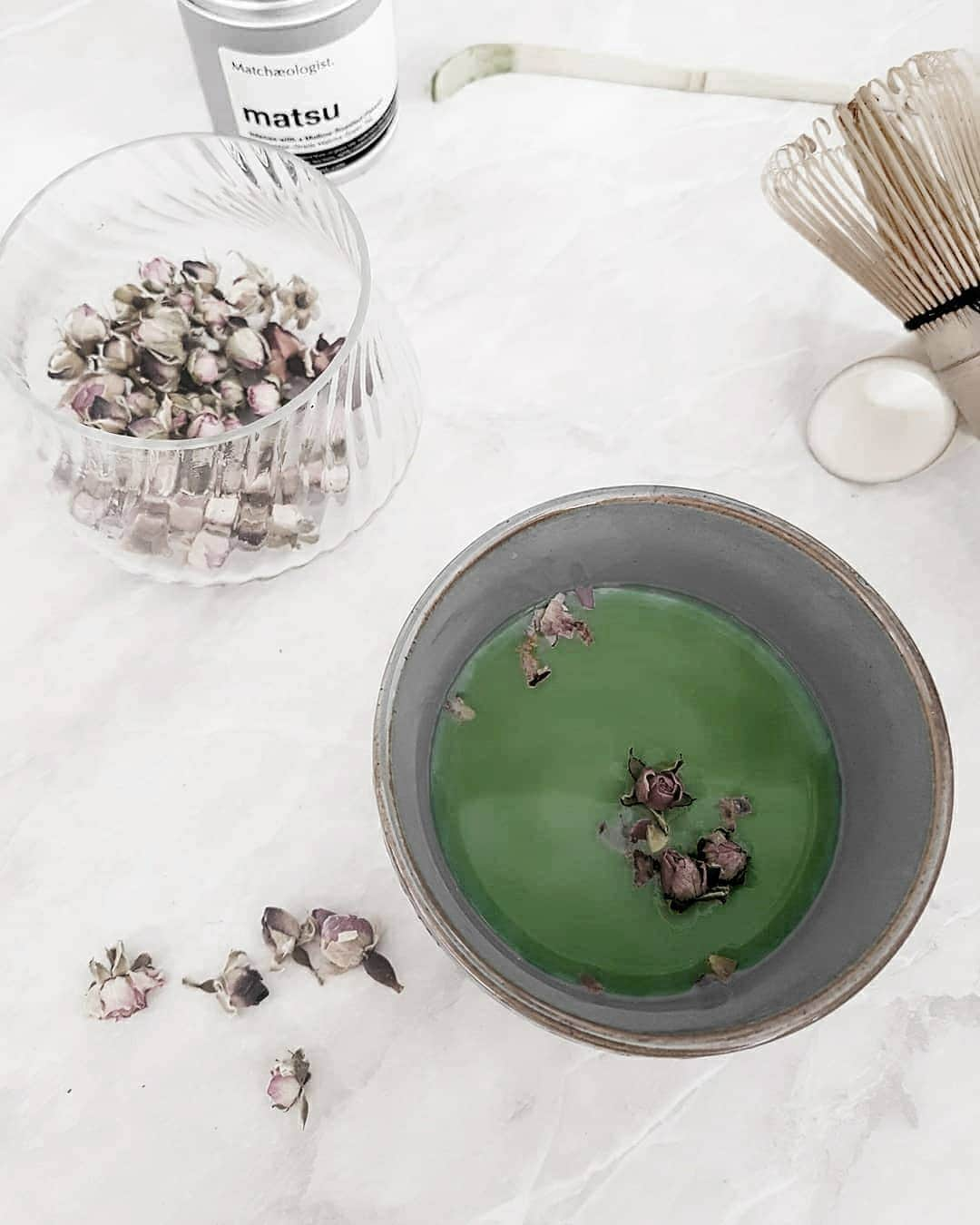 Matchæologist®さんのインスタグラム写真 - (Matchæologist®Instagram)「🙋 Tag a friend who needs some zen time to kick start their day 😇! Dubbed as a ‘Liquid Meditation’, #Matcha contains L-Theanine 🌱, a unique amino acid that helps enhance one’s focus and mental clarity.  What’s your favourite way to sip up and zen out? Let us know in the comments and we’ll DM you a 10% discount code! ✨ 🙏 . A special thank you to the wonderful 📷@meeroonna 💚 for this gorgeous shot of a relaxing #MatchaRitual 🍵 . 🍵 As matcha specialists, we are obsessed with the quality of our artisanal matcha. 🌱 Each batch of our tea is hand-picked from virgin leaves of shade-grown tea trees and undergoes a proprietary ‘artisan roasting’ process to express the flavour of each batch to its fullest potential, resulting in each blend being characterised by its sweet umami notes unrivaled by other brands on the market 🙏 . 😍 Taste the purest of the pure, and join us in discovering your #MatchaRitual with us today! ⭐️ . Matchæologist® #Matchaeologist Matchaeologist.com」4月14日 23時00分 - matchaeologist