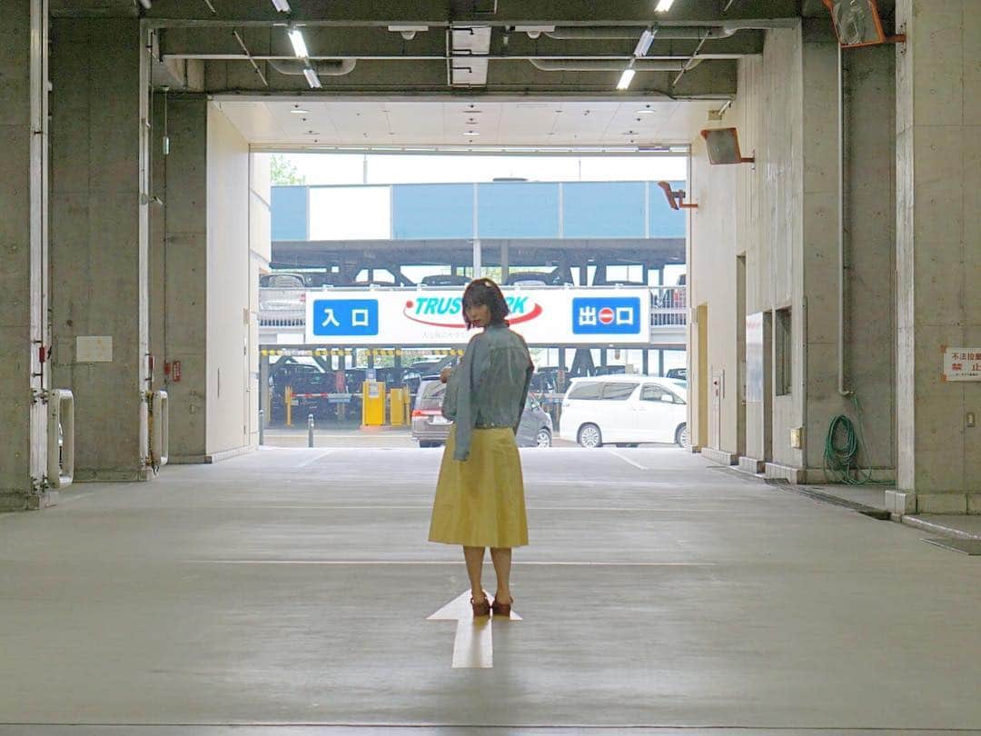 豊永阿紀さんのインスタグラム写真 - (豊永阿紀Instagram)「さしはらさんからいただいた、黄色いワンピース🌟 背中がめっちゃオトナです。本当の大人になっても着たいです。」4月14日 23時01分 - aki_t_official