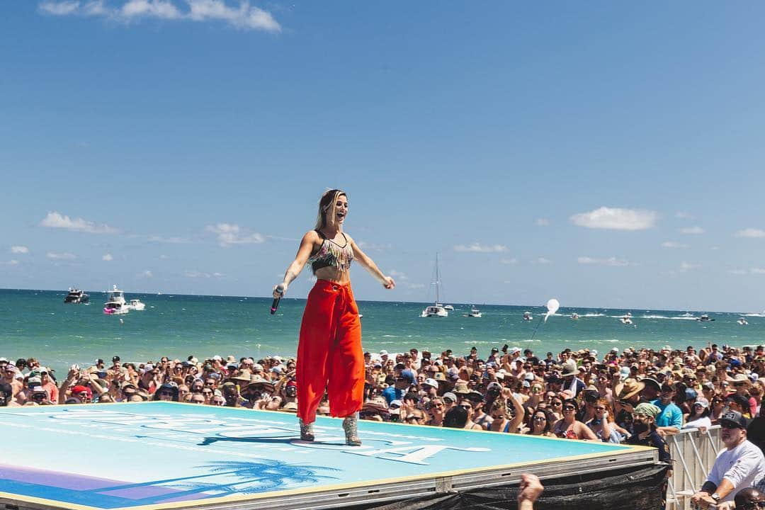 キャサディー・ポープさんのインスタグラム写真 - (キャサディー・ポープInstagram)「Soooo my hometown show went well. 😆 Thank you for having me @tortugamusicfestival. Such an incredible day! And thank you to the beer vendor for the free beer 🙌 📸 @chonsuego」4月14日 23時02分 - cassadeepope