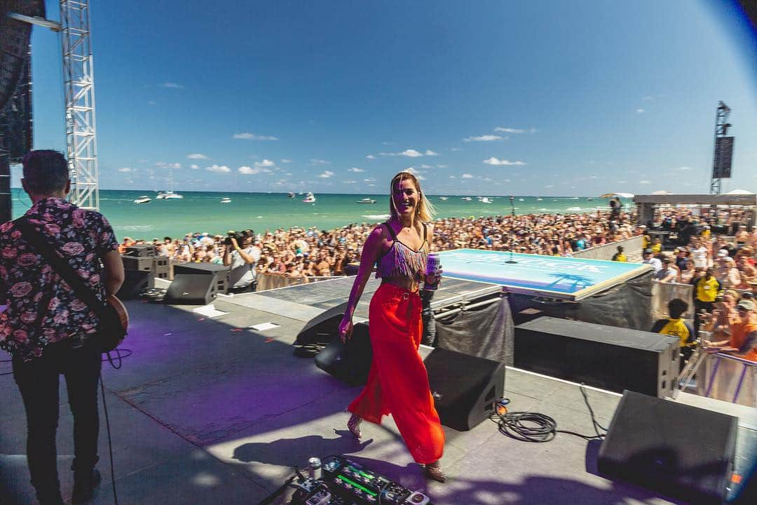 キャサディー・ポープさんのインスタグラム写真 - (キャサディー・ポープInstagram)「Soooo my hometown show went well. 😆 Thank you for having me @tortugamusicfestival. Such an incredible day! And thank you to the beer vendor for the free beer 🙌 📸 @chonsuego」4月14日 23時02分 - cassadeepope