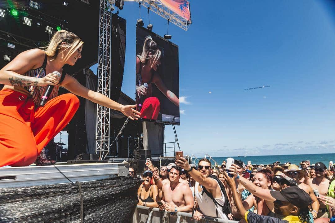 キャサディー・ポープさんのインスタグラム写真 - (キャサディー・ポープInstagram)「Soooo my hometown show went well. 😆 Thank you for having me @tortugamusicfestival. Such an incredible day! And thank you to the beer vendor for the free beer 🙌 📸 @chonsuego」4月14日 23時02分 - cassadeepope