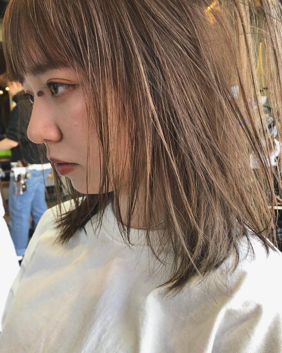 のインスタグラム：「春カラー🌸 ・ ・ ・ ・ブリーチの回数がわからない。 ・値段が気になる。 ・ダメージが心配。など なんでもご気軽にご相談ください😊 ・ ご予約やご相談はURLもしくはDM・LINEにてお待ちしております🙆‍♂️ ・ ・ ・ ご予約はトップページURLをクリック😊 もしくはDMください✉️ ・ ネットで×になってても お取りできるお時間もございますので、 ご気軽にご相談ください🙆‍♂️ ・  #アディクシー #イルミナカラー  #外国人風カラー #ミニボブ #切りっぱなしボブ #ハイライト #外ハネ #グラデーション #外国人風 #ポートレート #美容室 #美容院 #美容学生 #撮影 #東京 #渋谷  #ショートヘア #グレージュ  #ブルージュ #ブリーチ #portrait #フィルムカメラ #hairstyle #ショートカット #haircolor #ハイトーン #데일리룩 #时尚 #แฟชั่น#デジキュア」