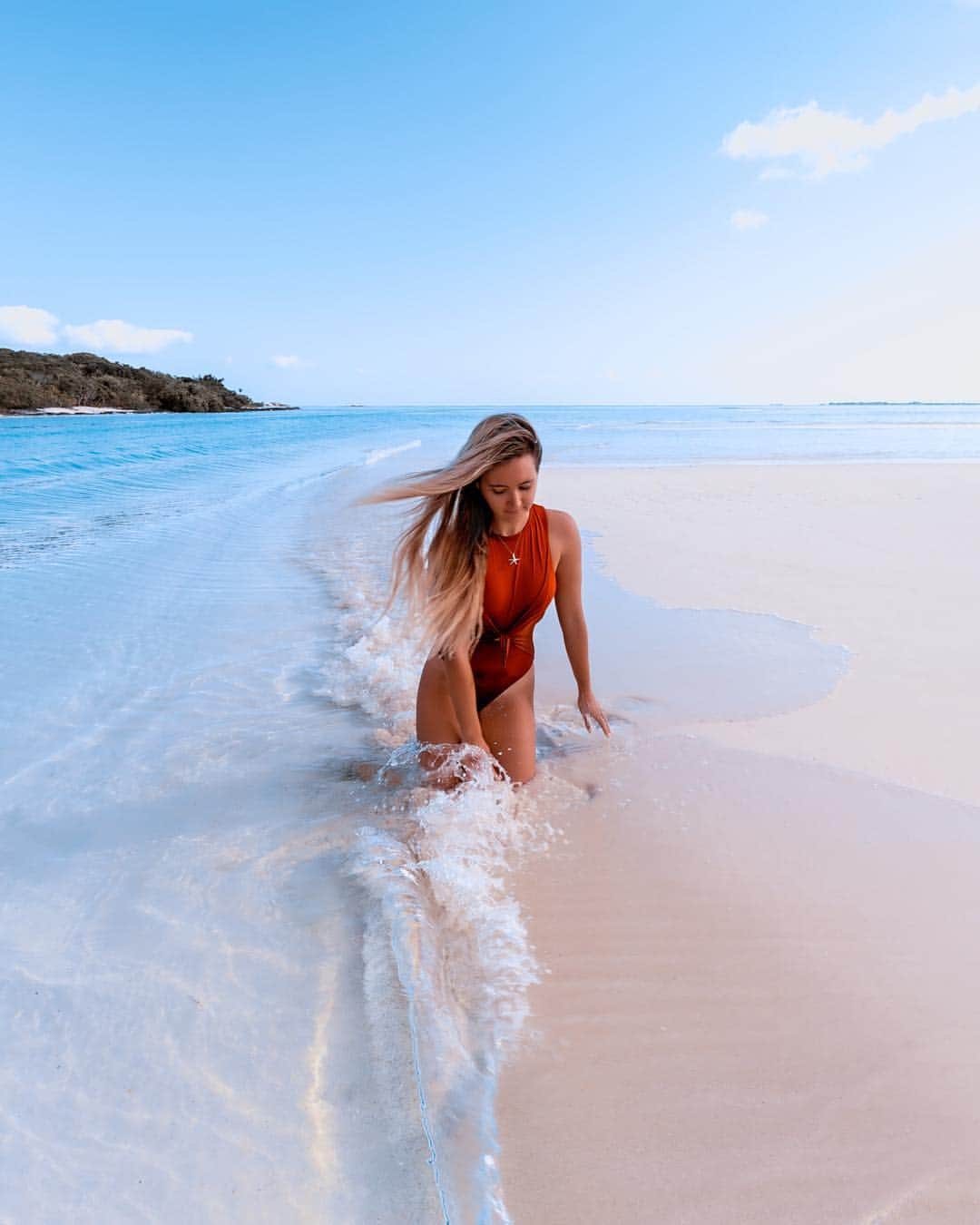 サシャ・カリスのインスタグラム：「Did you know that every single wave is different and unique? 🌊💦 @skinworldwide . . .  #bahamas #travel #travelphotography #travelblogger #vacation #beautifulplaces」
