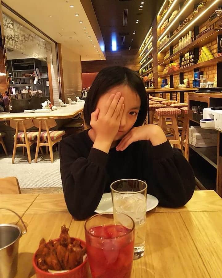 三宅裕子さんのインスタグラム写真 - (三宅裕子Instagram)「#フライドチキン が食べたいと言われて😂店内が可愛いくて好みでした♥️ チキンもピリカラで美味しかった！  #娘とデート #大手町にケンタッキーないんだね #閉店したらしい #一度も行ってないけど #大人ケンタッキー #気になる #ootemori #lapesqueramarisqueria #ラペスケーラマリスケリア #スペイン料理 #好き嫌い激しい #偏食娘  #約ネバ大好き 娘」4月14日 23時11分 - yuko_miyake