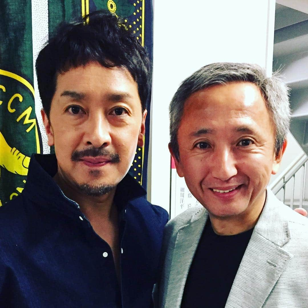 栗原英雄さんのインスタグラム写真 - (栗原英雄Instagram)「サプライズ過ぎるぜ〜兄弟！朋輩！！ #ミュージカルハル  東京千秋楽に大親友がサプライズで現れる！ JFK空港から日本に飛び立つ前に、私には内緒と関テレさんにハルチケットの手配をお願いしたらしい(^^) オイラを10代から知ってる仲間。 今はNYを拠点にBWプロデューサーとして活躍。  #川名康浩 #大親友で兄貴分 #ブロードウェイプロデューサー #日本人初トニー賞受賞 #劇団四季22期 #劇団四季アクターズスタジオ一期生 #同期生」4月14日 23時13分 - hideokurihara