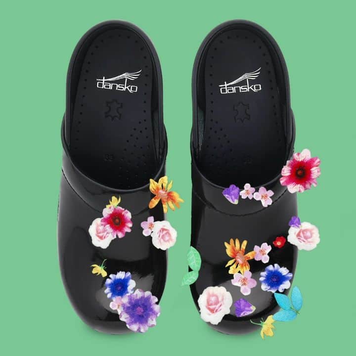 ダンスコのインスタグラム：「Do you rock solid or patterns? Tell us in the comments. . . . #dansko #danskos #danskostyle #justyourfavorites #instashoes #clogs #shoes #instalove #newshoes #shoelover #comfort #shoelove #instagood #newstyle #instalove #shop #onlineshop #onlineshopping #fashion」