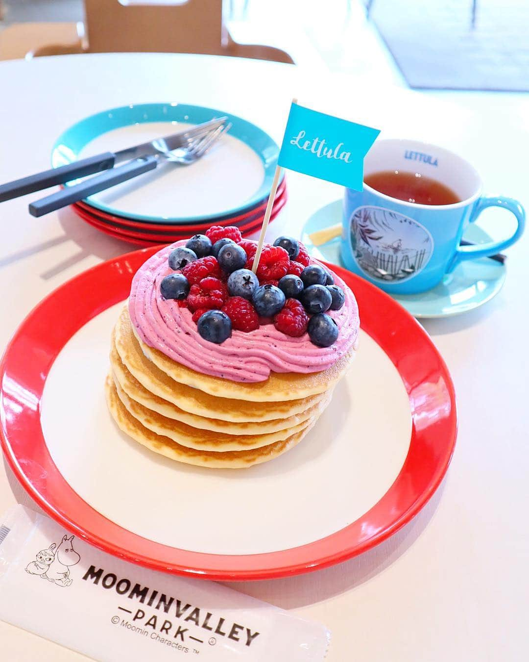 中田絵里奈さんのインスタグラム写真 - (中田絵里奈Instagram)「🥞❤︎🥞❤︎ . ランチはパーク内のパンケーキレストランへ☺︎🍴 . 北欧テイストのお料理や ムーミンママの得意料理のパンケーキメニューが色々💕 . ベリーのパンケーキは真ん中が空洞になっていて 中にもベリーがたっぷりでとっても美味しかった🍓💕 . ただどのメニューも かなりボリュームたっぷりなので オーダーする量注意です🙊 . . #パンケーキレストラン #ムーミンバレーパーク #ムーミン」4月14日 23時15分 - erinanakata