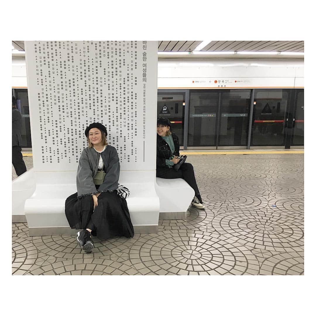 トリイクニコさんのインスタグラム写真 - (トリイクニコInstagram)「この場所はどこですか？って質問来てたんですが、地下鉄ですww . 普通のホームのベンチです😂 2枚目▶︎これ見てもらったら分かるかとww 電車待ちの1枚です📸😂 . #安国駅 #韓国旅行 #kunikorea #🇰🇷」4月14日 23時19分 - toriicamera