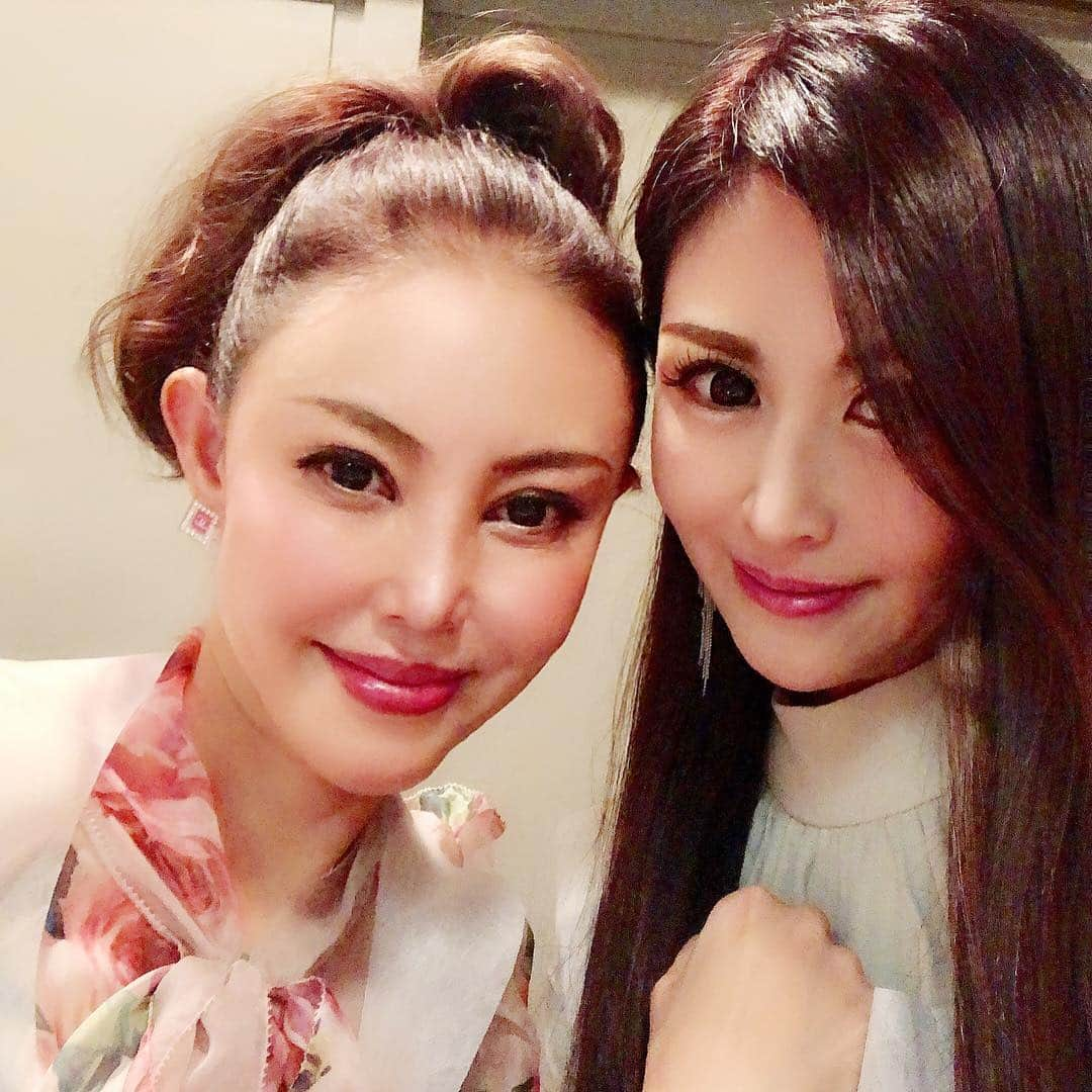 越野矢素子さんのインスタグラム写真 - (越野矢素子Instagram)「昨日は私の壮行会を恵子さんのパパさんがお肉で有名な荒川さんと祇園のバール・プーでして下さいました✨アース日本大会に向けて応援して下さる皆さんの気持ちに応えたいなっ😊💕 #ミセスミズアースジャパン #ミセスアースジャパン #美魔女#アラフィフ#お花見#肉荒川」4月14日 23時22分 - loversyaso