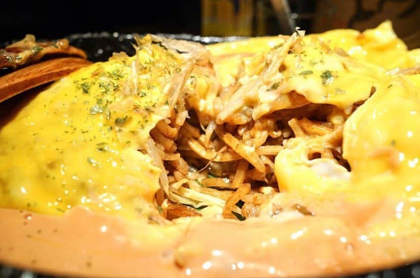"TERIYAKI" テリヤキ編集部さんのインスタグラム写真 - ("TERIYAKI" テリヤキ編集部Instagram)「⠀ ⠀~TERIYAKI美食倶楽部開催店~⠀ ⠀ TERIYAKI美食倶楽部では、ほぼ毎日素敵なオフ会を開催しています。⠀ ⠀ 東京に限らず、全国各地で様々な逸品を食べる至高のオンラインサロン。⠀ ⠀ 気になる方は @teriyaki_jp  のプロフィールからチェック。⠀ ⠀ -----------------------------------⠀ ⠀【サクの間】@京都⠀⠀⠀ ⠀⠀ 木屋町と先斗町を結ぶ13番路地にひっそりと佇むお店。⠀ ⠀ ディープな道を進んでいくと、そこにはお洒落なバーが。⠀ ⠀ オムそばを筆頭に深夜に絶対食べたい料理が盛りだくさんです！⠀⠀ ⠀ -----------------------------------⠀ ⠀【Sakunoma】@⠀Kyoto⠀ ⠀ ⠀A shop quietly standing in the 13th alley connecting Kiya cho and Pontocho.⠀ ⠀ Going on a deep road, there is a fancy bar there. ⠀⠀ ⠀ There are plenty of dishes you want absolutely to eat in the middle of the night with om soba! ⠀⠀ -----------------------------------⠀ #テリヤキ #本当に旨い #美食 #美食倶楽部 #鮨会#写真好きな人と繋がりたい #グルメ好きな人と繋がりたい #美味しいもの好きな人と繋がりたい #いいね返し#ファインダー越しの世界 #美味しいお店 #food#foodstagram #foodporn #delicious#サクの間#京都#京都グルメ#京都飯#深夜飯#オムそば#卵#バー#京都バー#絶対に行きたい」4月14日 23時22分 - teriyaki_jp