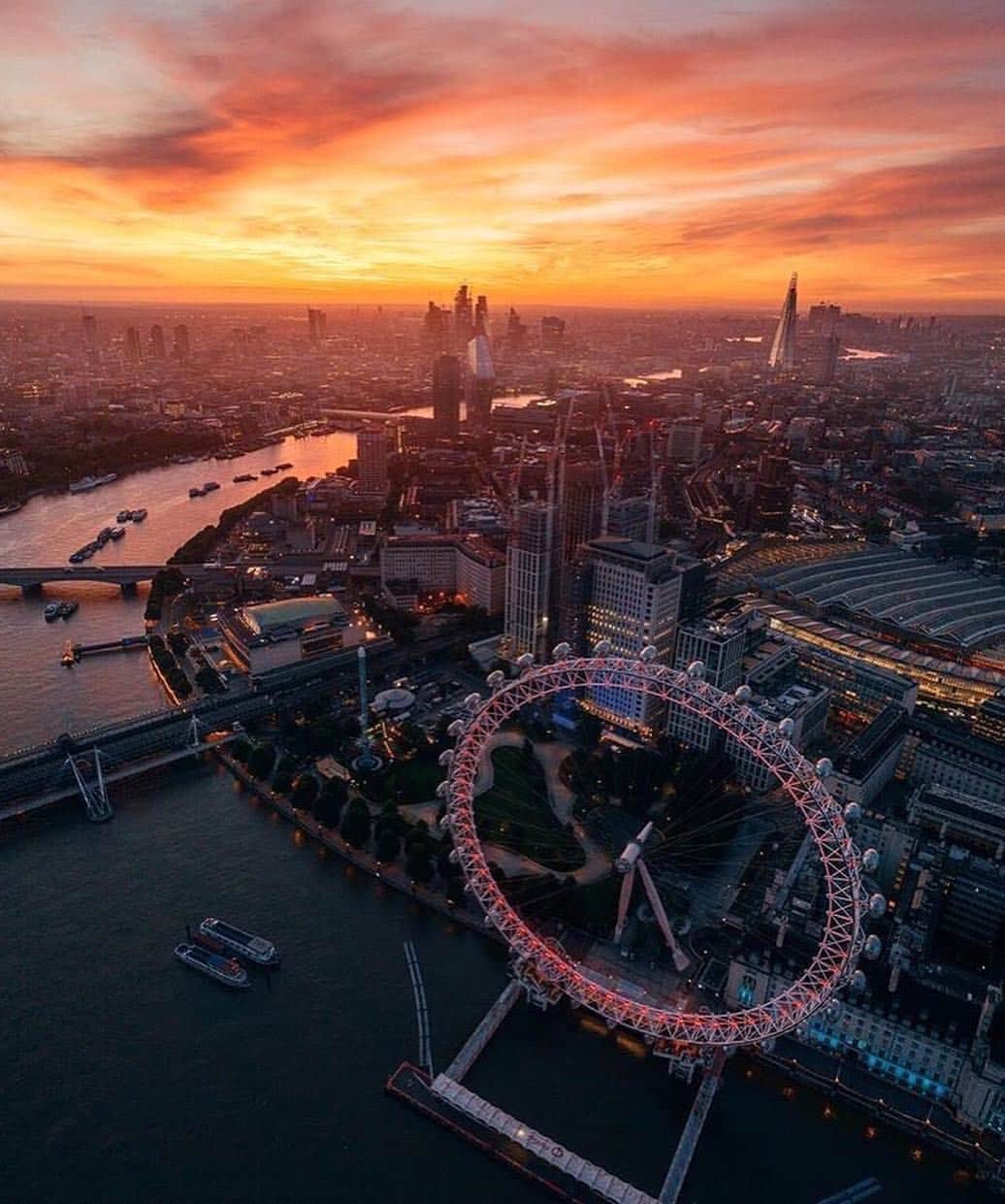 Canon Photographyさんのインスタグラム写真 - (Canon PhotographyInstagram)「Some beautiful images of our home city! London! Who’s been?  Photography | @jacob  Canon 1dx Mark II  #canon_photos #london #reflection #sunsetlovers #londoneye #londonist #londoner」4月14日 23時23分 - cpcollectives