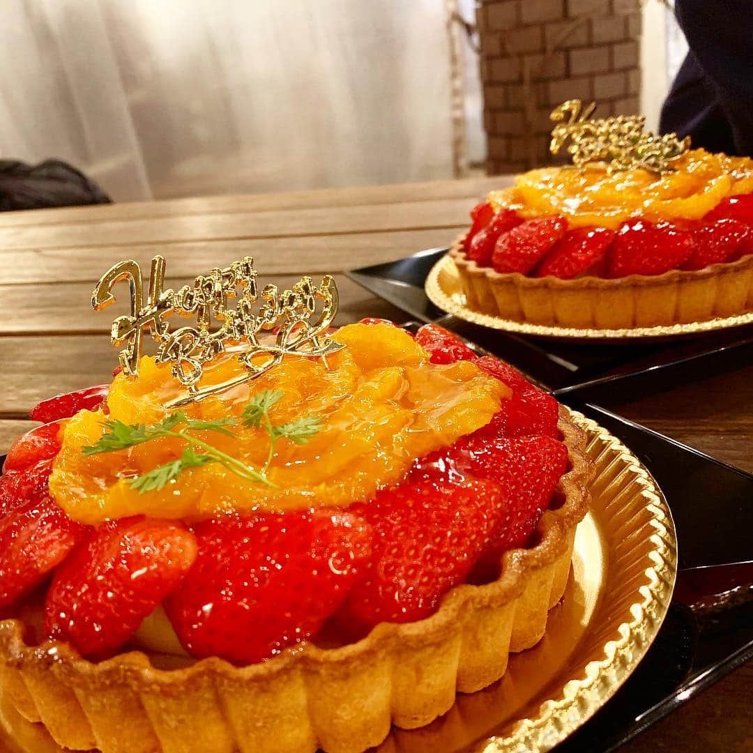 吉田美紀さんのインスタグラム写真 - (吉田美紀Instagram)「・ まだちょっぴり寒いけれどBBQ♬ ・ こんな都心に素敵BBQスポットがあるなんて…✨ ・ 娘の幼馴染の11歳のお誕生日のお祝いを… どんどん素敵なレディになっていくね。 ・ お誕生日、おめでとう！！ ・ みんなで成長を見守りあっていけるこの仲間に感謝♡ ・ 子ども8人大人も8人。 賑やかな楽しいBBQでした！！ ・ ここ、また行きたいなぁ…🍽 ・ #birthday #happybirthday #weekend #friends #birthdaycake #bbq #お誕生日 #おめでとう #バーベキュー #イタリアンバーベキューカルヴィーノ #後楽園 #お友達 #幼馴染」4月14日 23時24分 - miki__yoshida