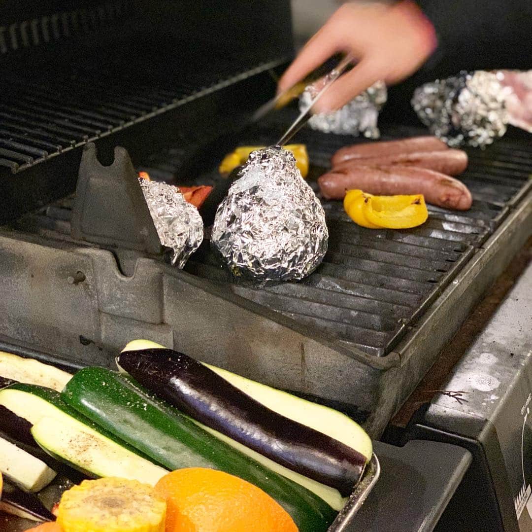 吉田美紀さんのインスタグラム写真 - (吉田美紀Instagram)「・ まだちょっぴり寒いけれどBBQ♬ ・ こんな都心に素敵BBQスポットがあるなんて…✨ ・ 娘の幼馴染の11歳のお誕生日のお祝いを… どんどん素敵なレディになっていくね。 ・ お誕生日、おめでとう！！ ・ みんなで成長を見守りあっていけるこの仲間に感謝♡ ・ 子ども8人大人も8人。 賑やかな楽しいBBQでした！！ ・ ここ、また行きたいなぁ…🍽 ・ #birthday #happybirthday #weekend #friends #birthdaycake #bbq #お誕生日 #おめでとう #バーベキュー #イタリアンバーベキューカルヴィーノ #後楽園 #お友達 #幼馴染」4月14日 23時24分 - miki__yoshida