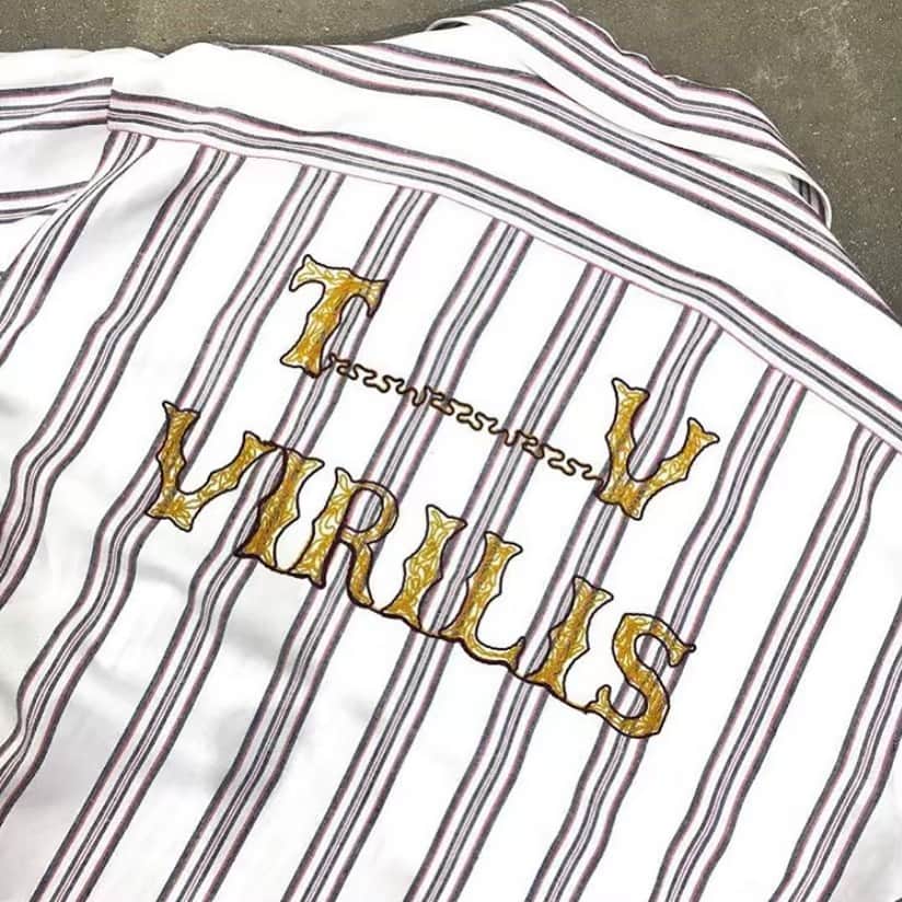TOGAさんのインスタグラム写真 - (TOGAInstagram)「#repost from @porter_stand TOGA VIRILIS SS2019 Embroidery stripe shirts S/S ・ PORTER STAND 品川駅店にて、「TOGA PULLA × PORTER」コラボレーションアイテム発売を記念して、「TOGA（トーガ）」をフィーチャーしたトランクショーを開催中です。 開催期間 2019年3月30日（土）～4月22日（月) ・ 期間中は、コレクションのデザインをデイリーシーンに落とし込んだライン「TOGA PULLA」や、50’sクラシックをベースにしたメンズライン「TOGA VIRILIS」のアイテムをバリエーション豊富に展開いたします。 ・ #toga #togaarchives #togapulla #togavirilis #porter #トーガ #トーガアーカイブス #トーガプルラ #トーガビリリース」4月14日 23時24分 - togaarchives